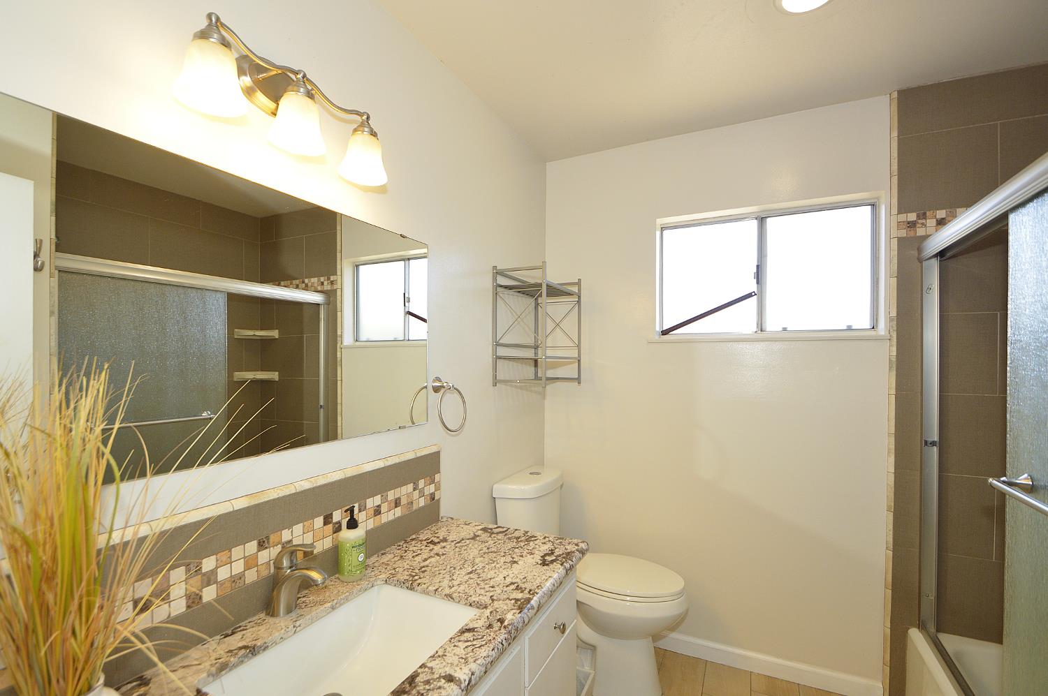516 E Roberts Ave, Fresno, CA 93710