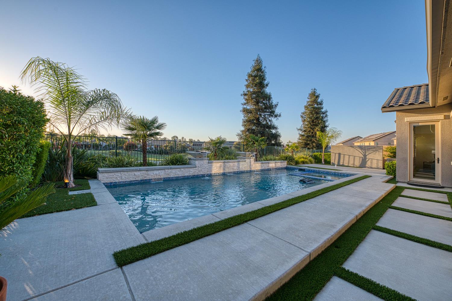 11739 N Turf Dr, Fresno, CA 93730