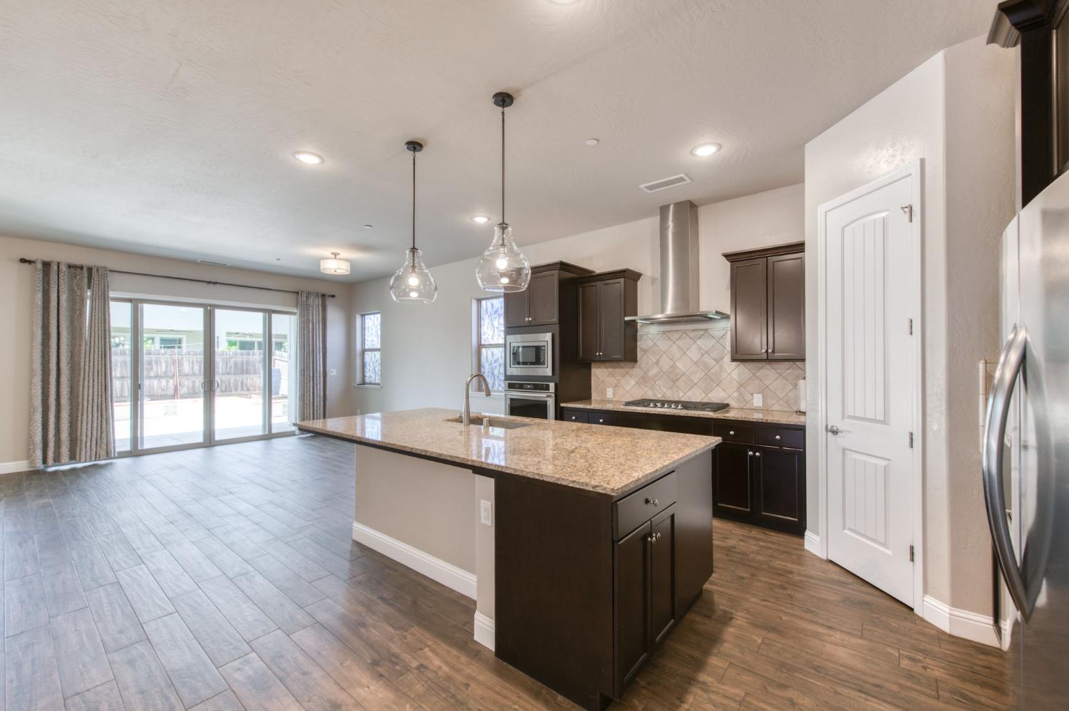 2713 Vermont Ave, Clovis, CA 93619