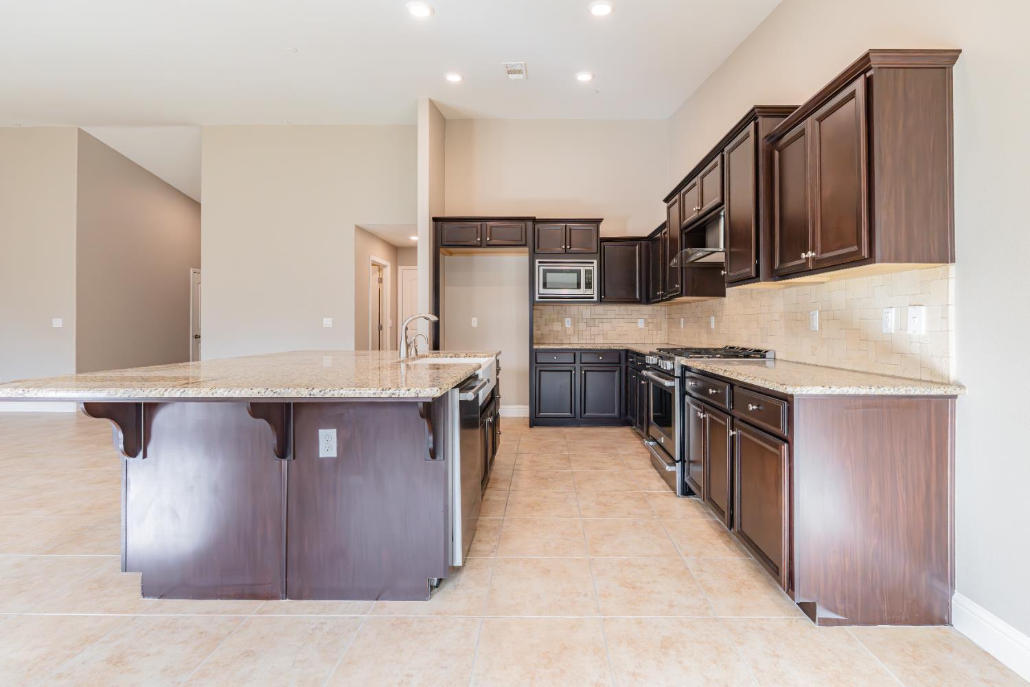 2451 Hermosa Ave, Clovis, CA 93619