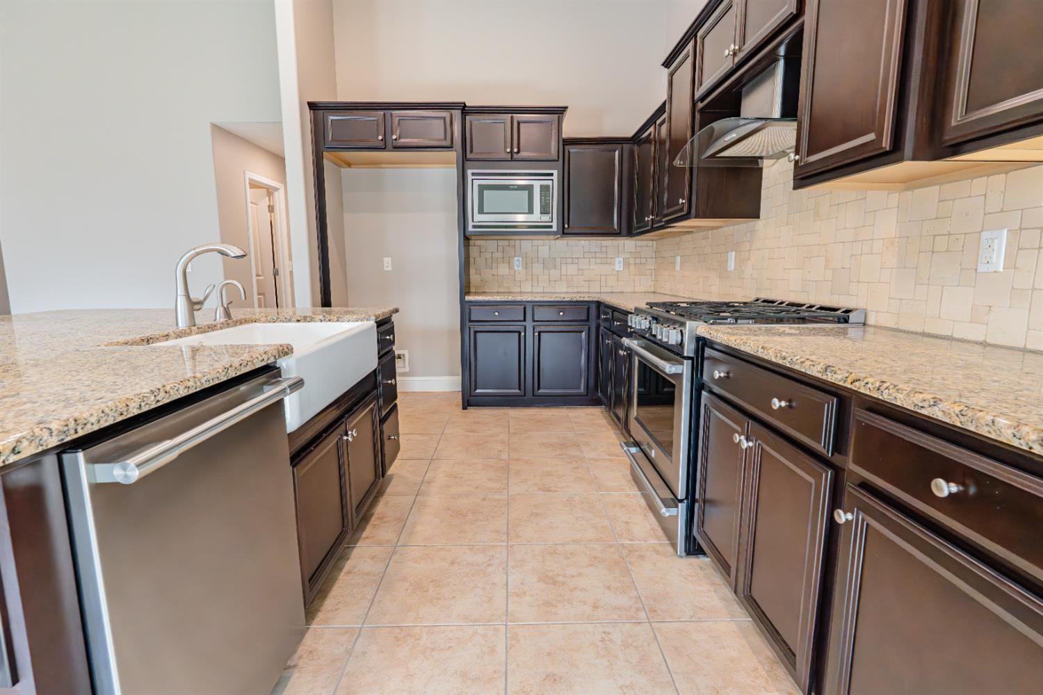 2451 Hermosa Ave, Clovis, CA 93619