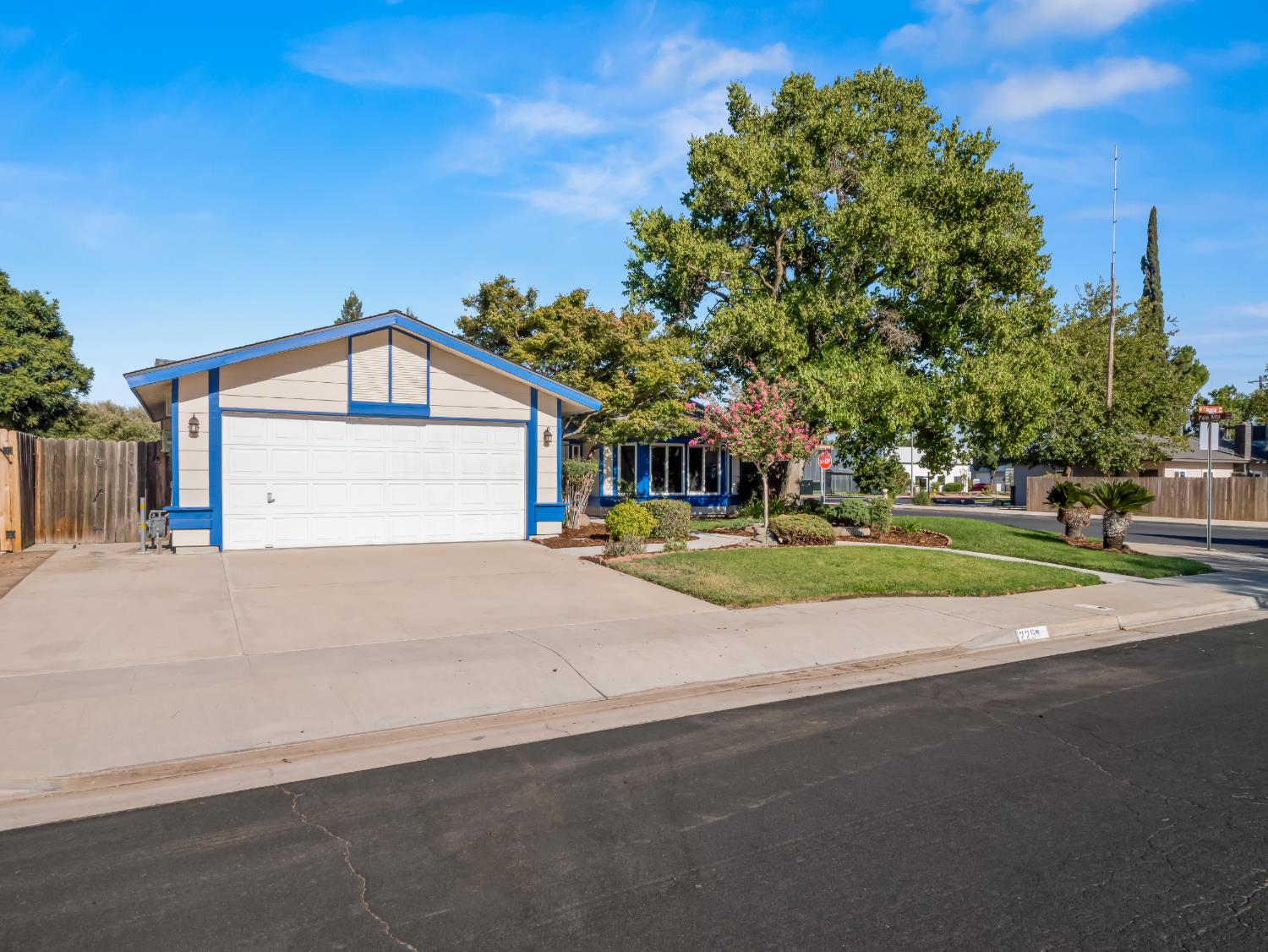 225 N Acacia Ave, Clovis, CA 93612