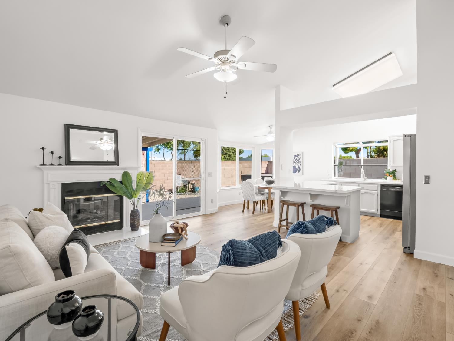 225 N Acacia Ave, Clovis, CA 93612