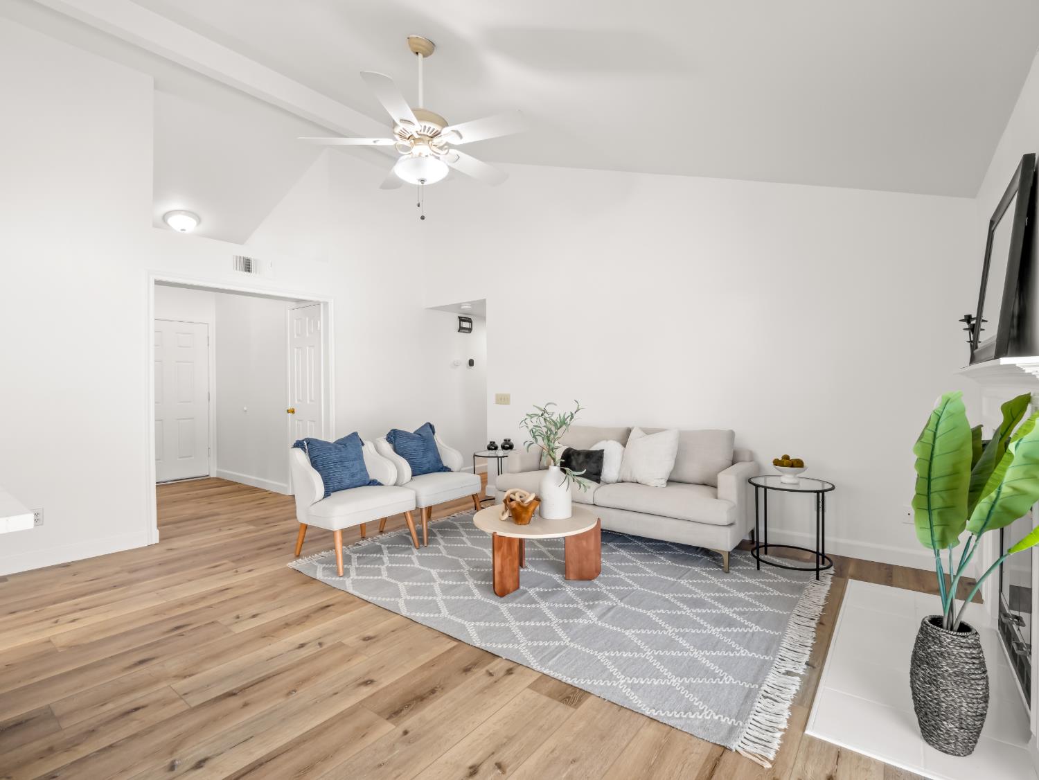 225 N Acacia Ave, Clovis, CA 93612