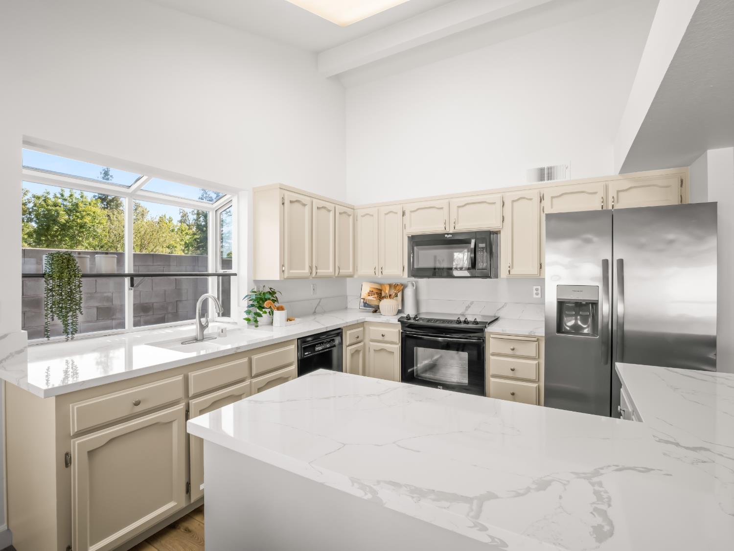 225 N Acacia Ave, Clovis, CA 93612