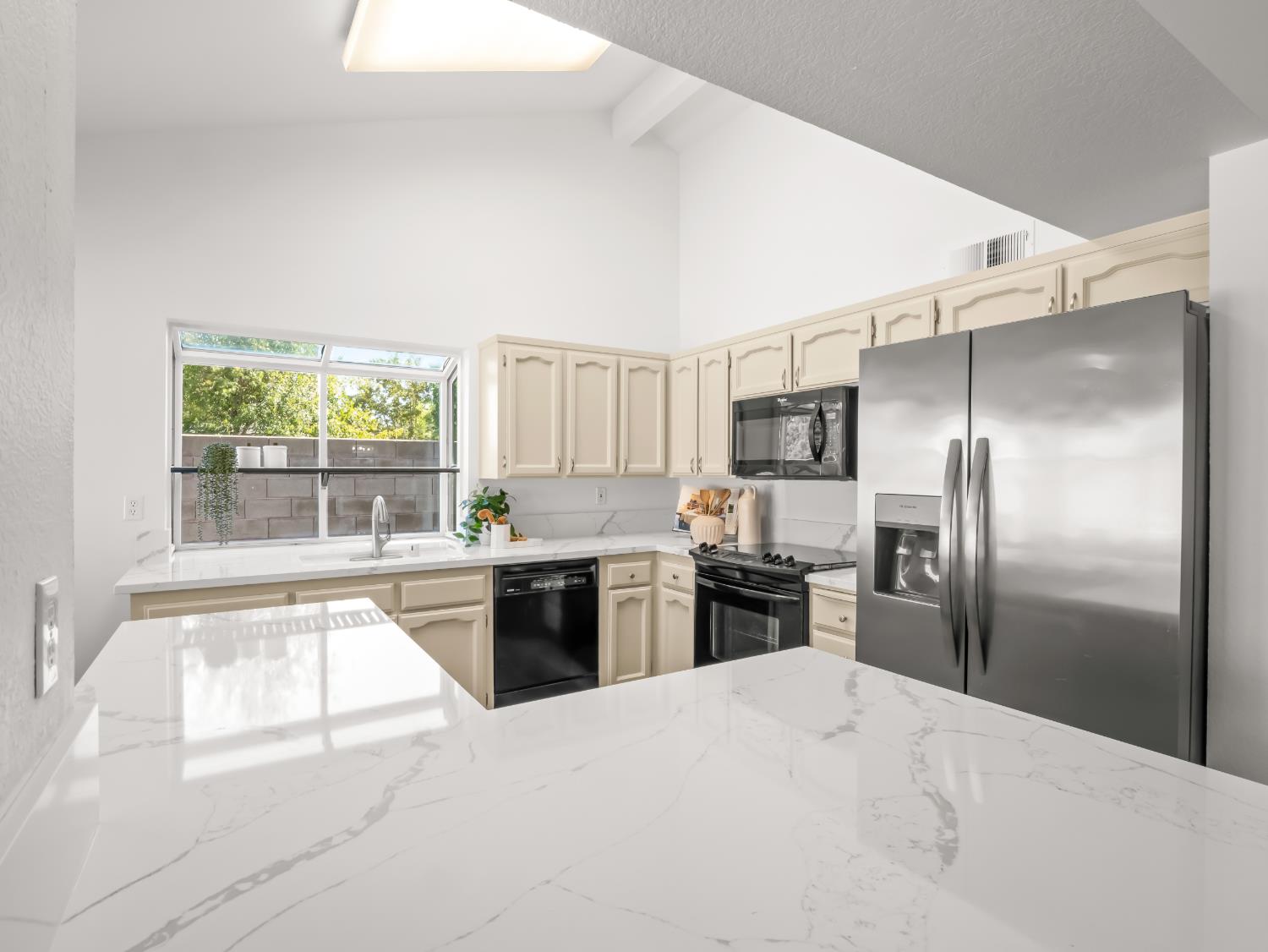 225 N Acacia Ave, Clovis, CA 93612