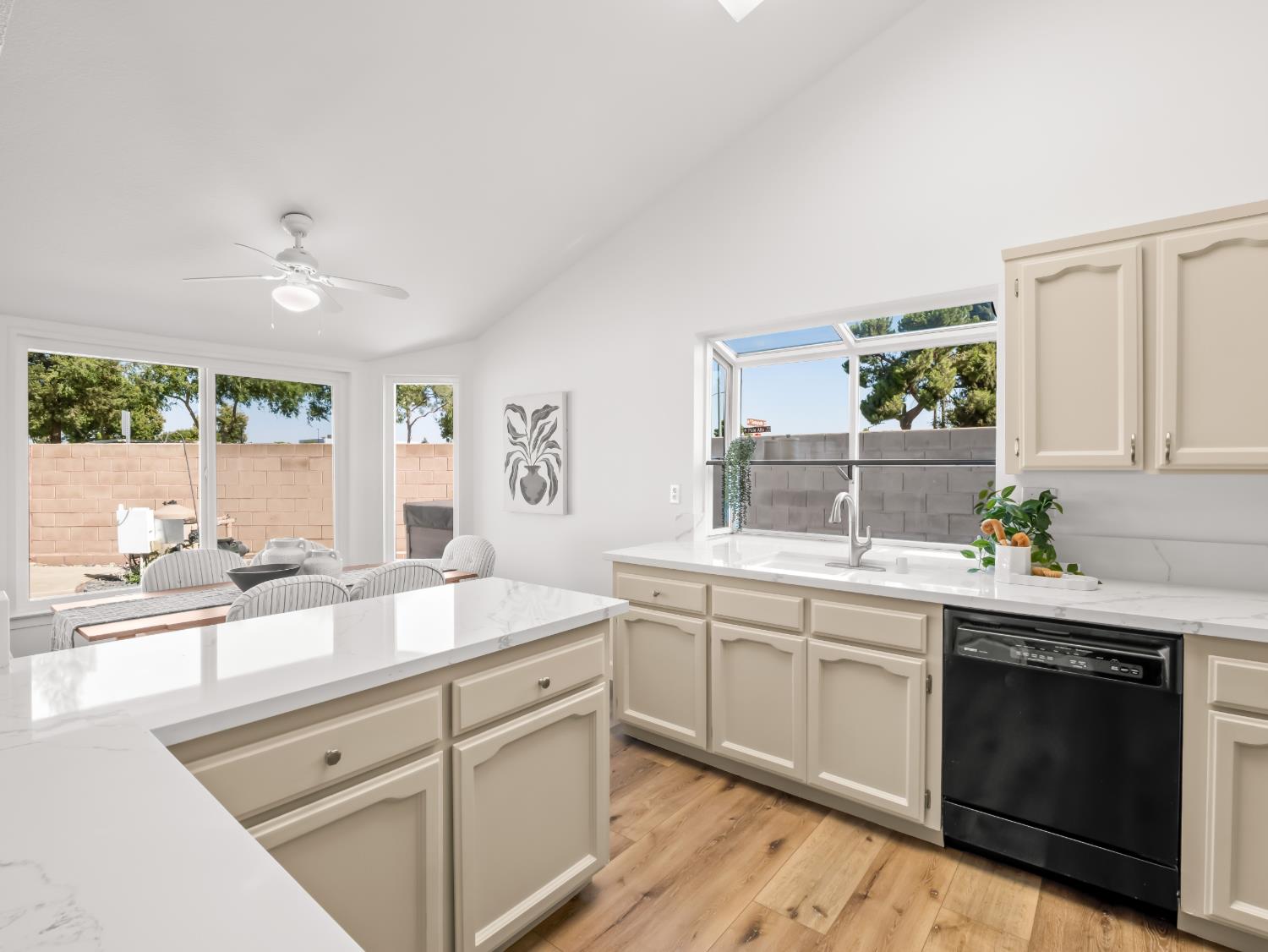 225 N Acacia Ave, Clovis, CA 93612
