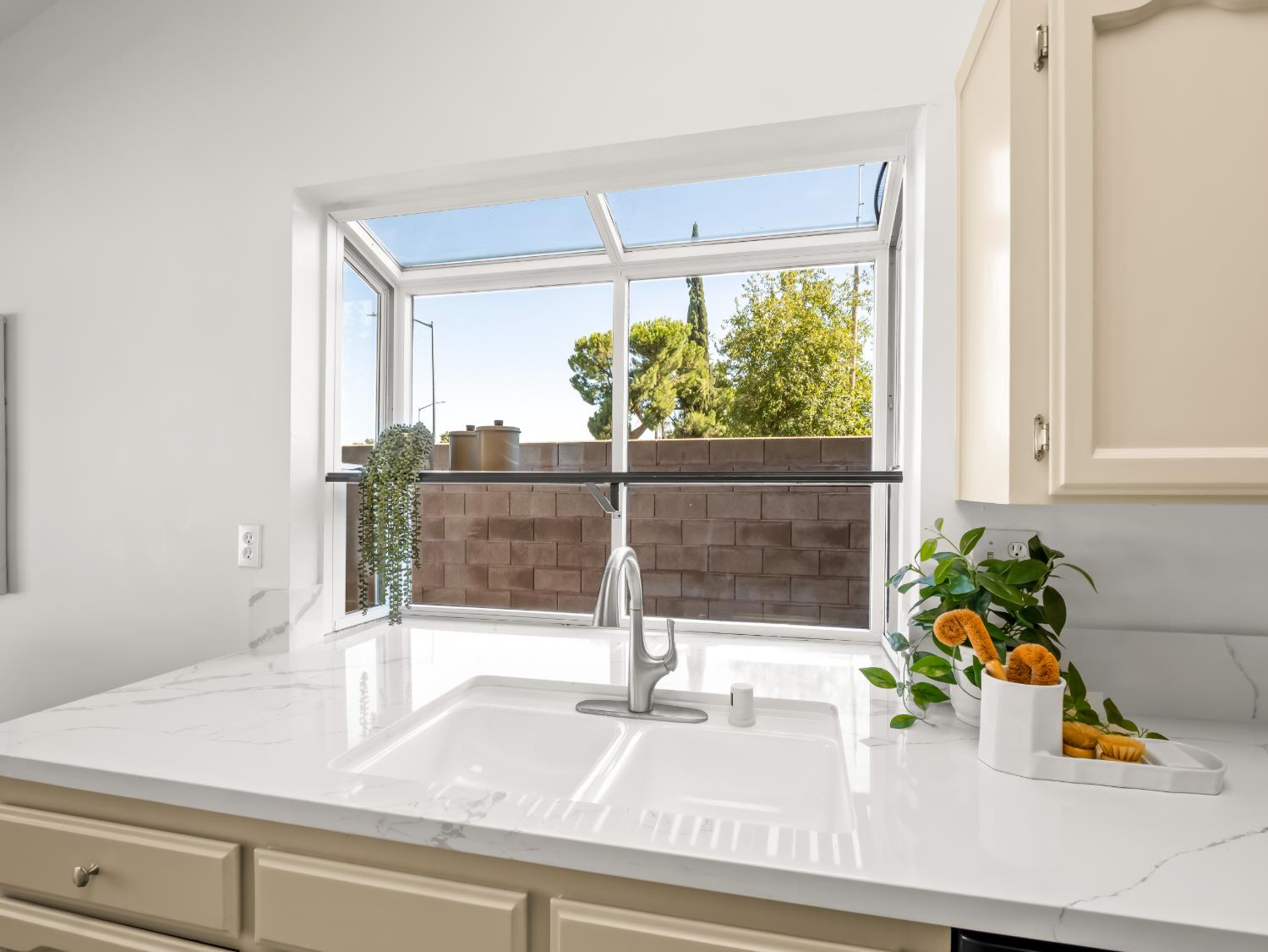 225 N Acacia Ave, Clovis, CA 93612