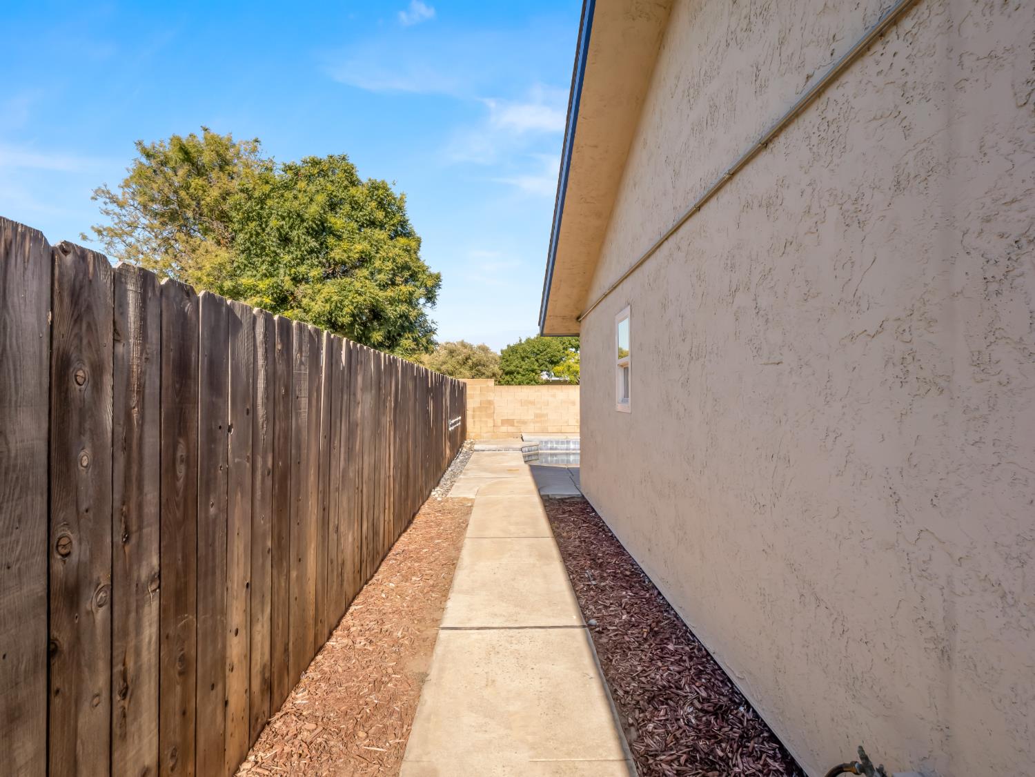 225 N Acacia Ave, Clovis, CA 93612