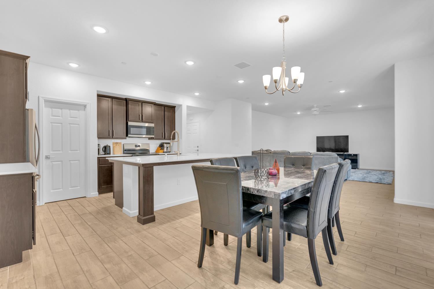 6654 E Carmen Ave, Fresno, CA 93727