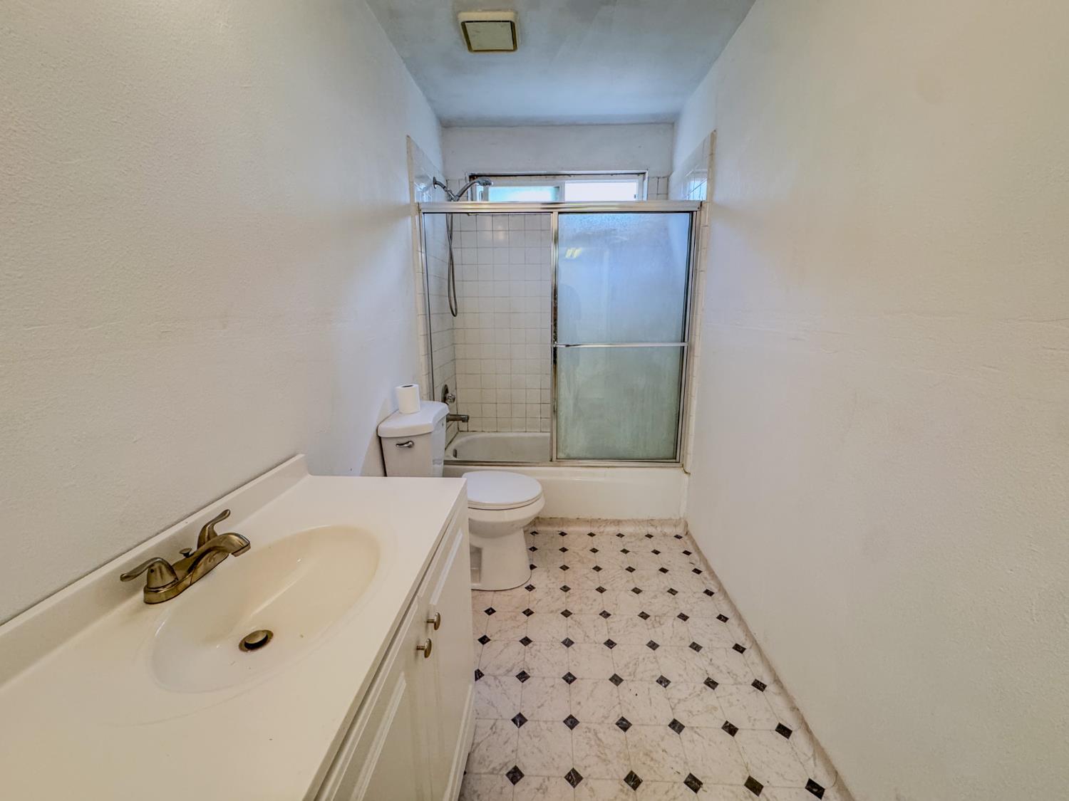 5542 W Willis Ave, Fresno, CA 93722