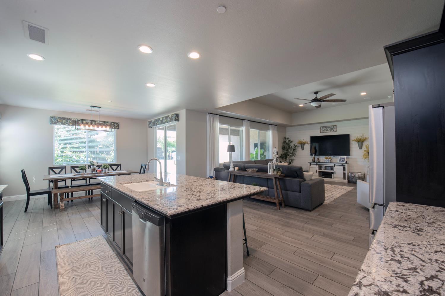 3941 Sussex Ave, Clovis, CA 93619