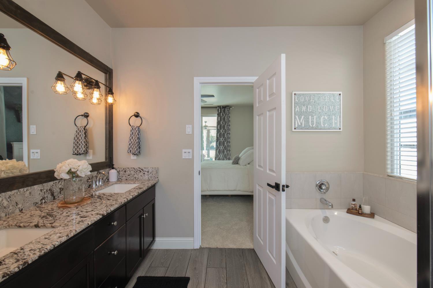 3941 Sussex Ave, Clovis, CA 93619