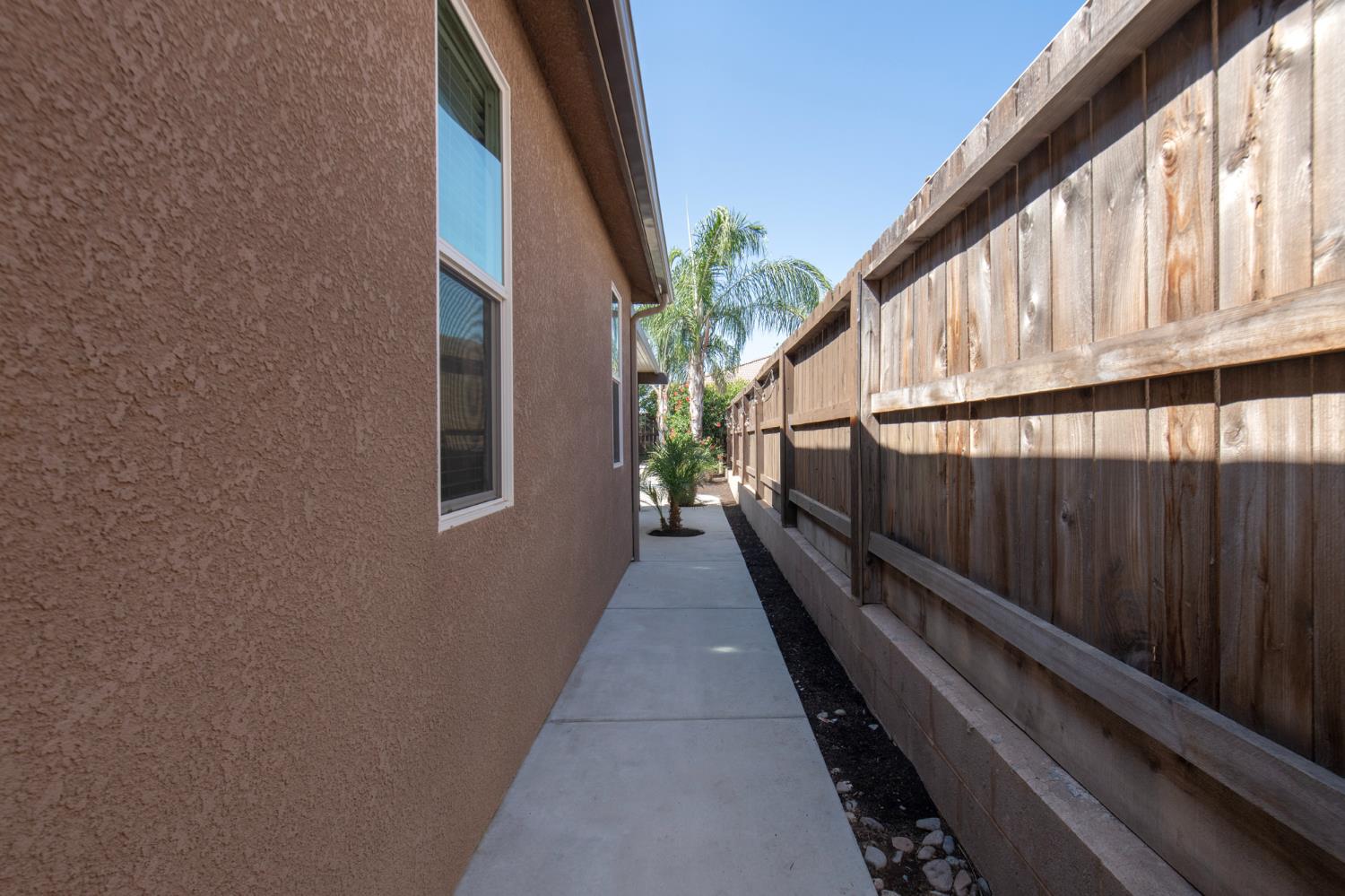 3941 Sussex Ave, Clovis, CA 93619