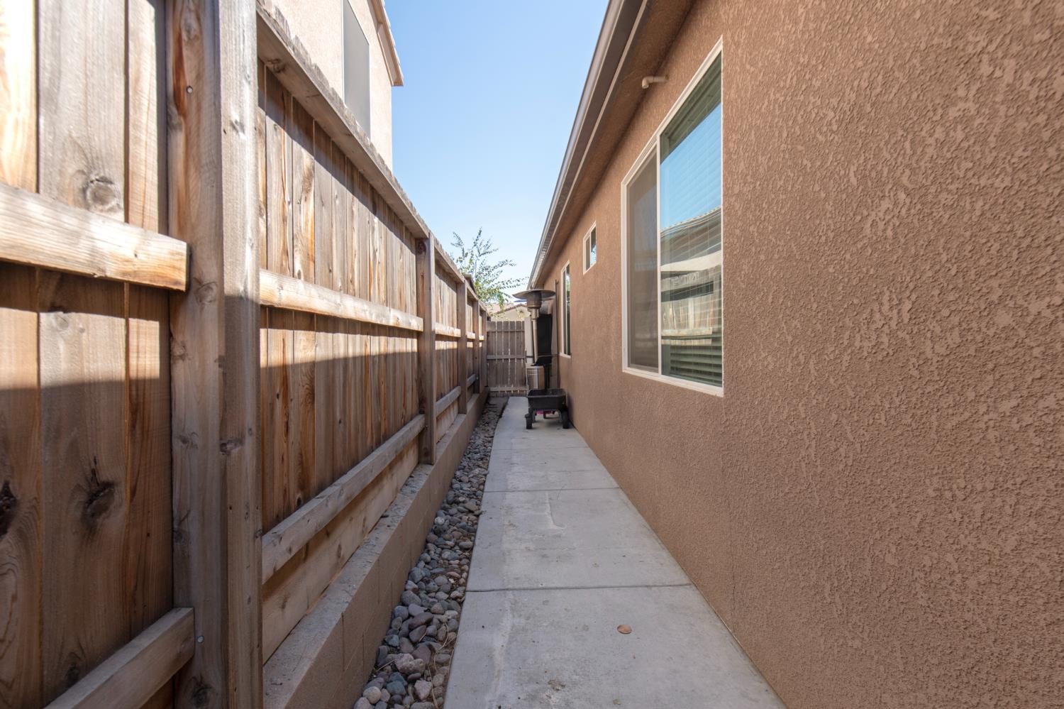 3941 Sussex Ave, Clovis, CA 93619