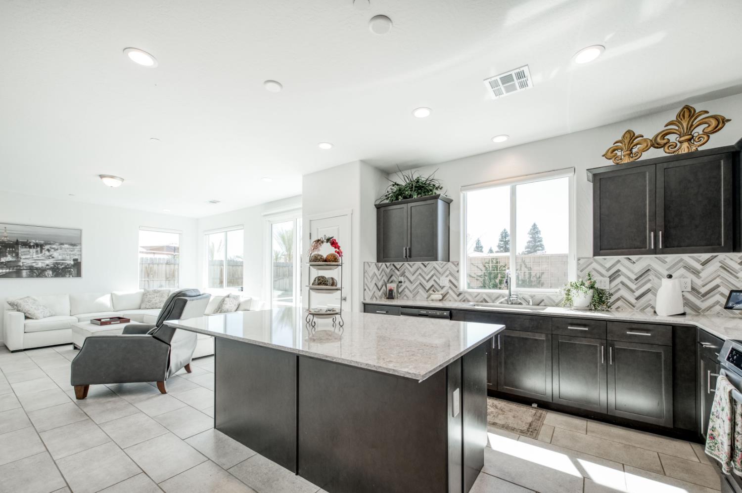 11189 N Ocaso Dr, Fresno, CA 93730