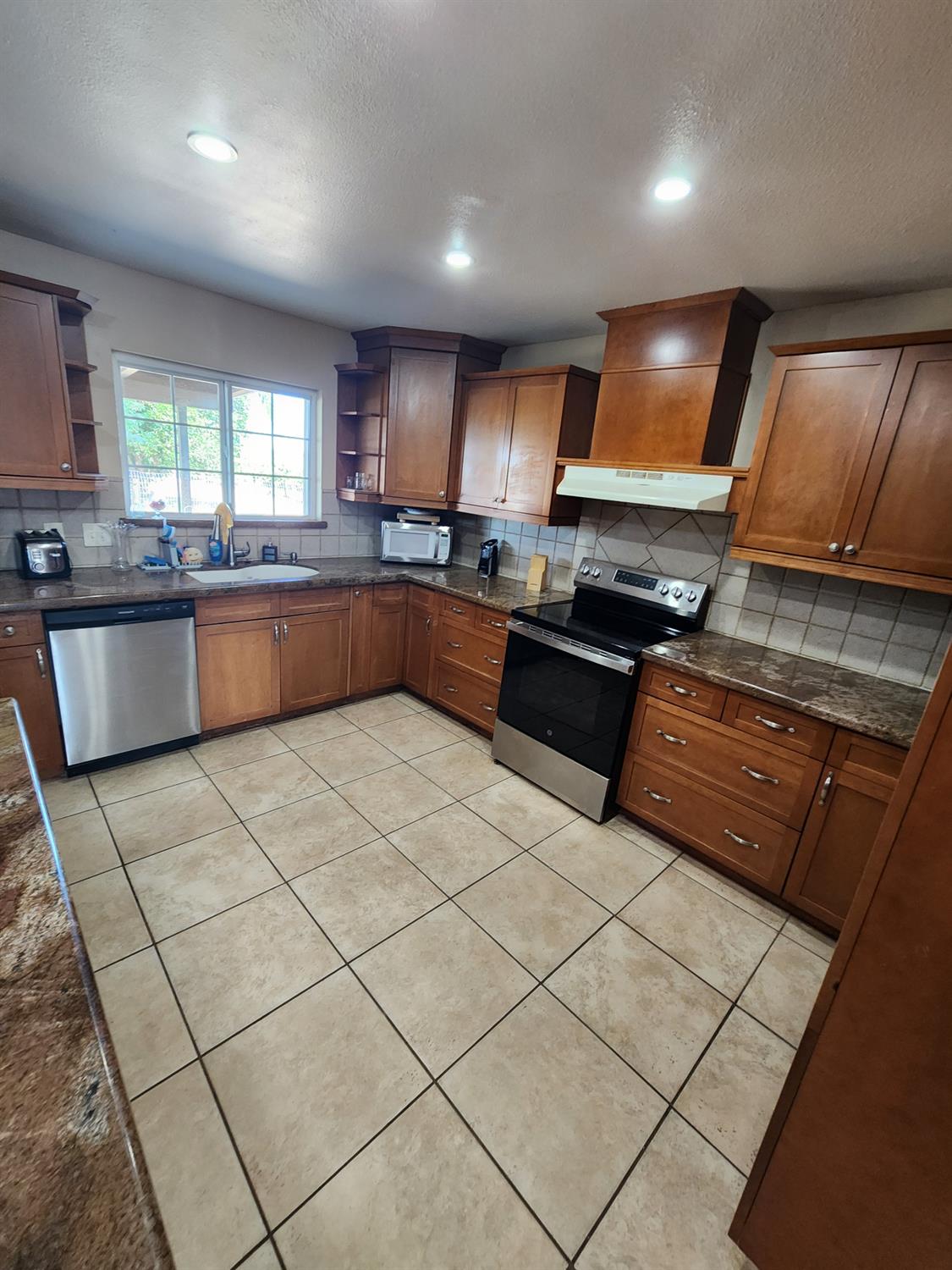 425 E Springfield Ave, Fresno, CA 93725