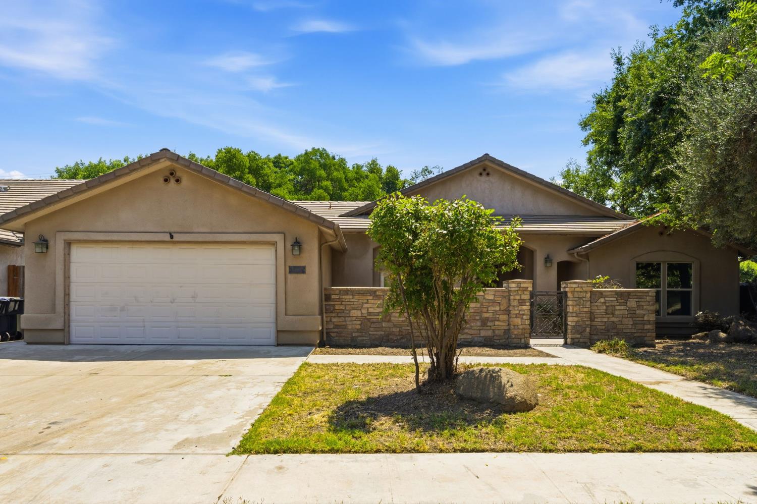 1534 S Manzanita St, Visalia, CA 93292