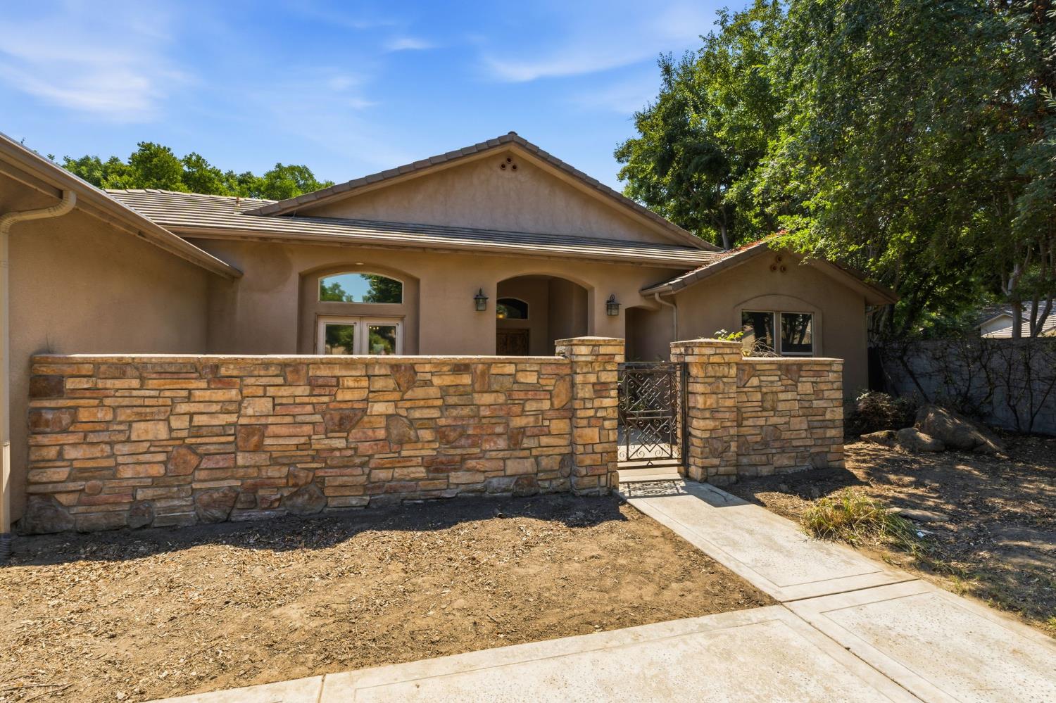 1534 S Manzanita St, Visalia, CA 93292