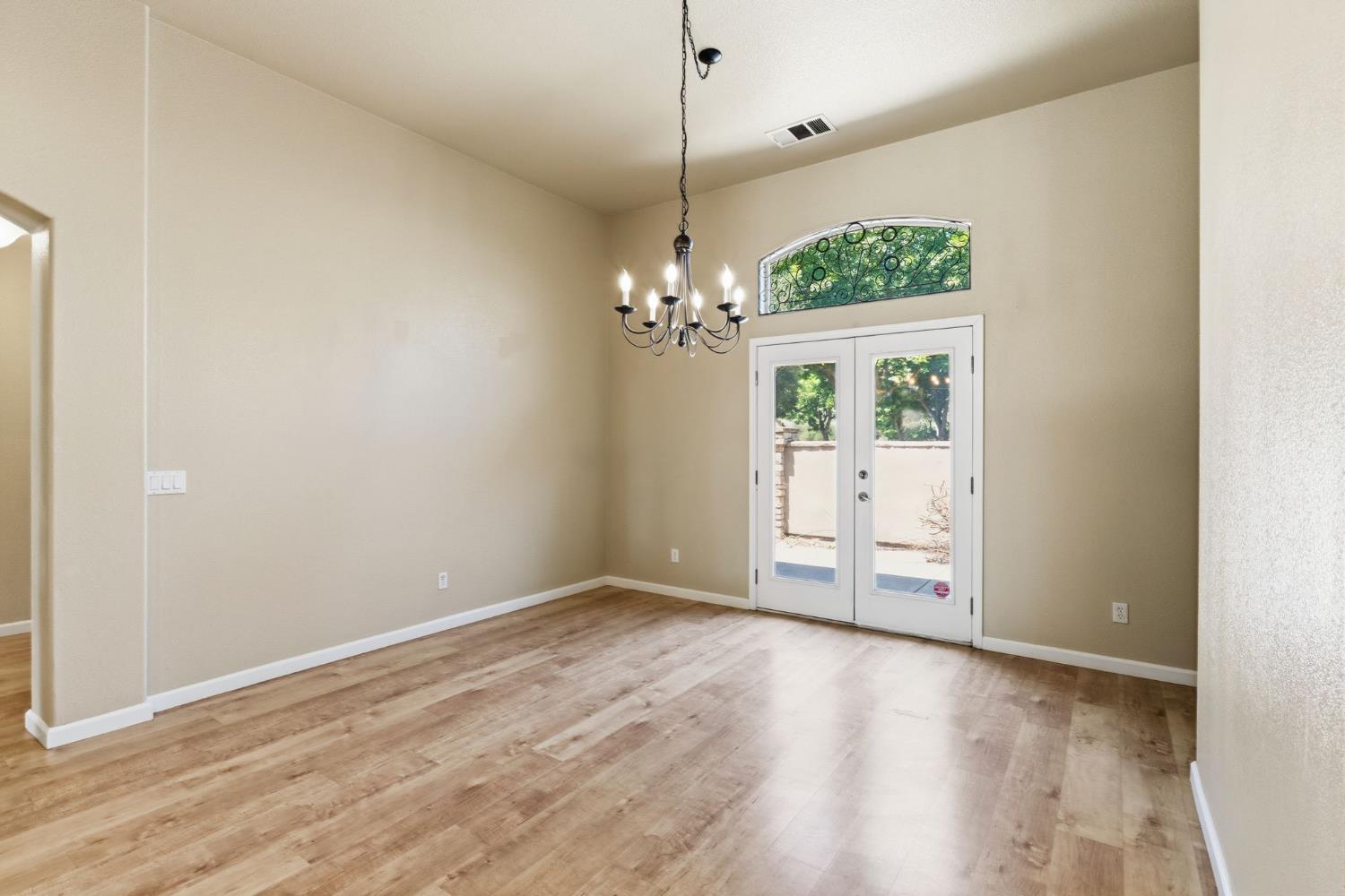 1534 S Manzanita St, Visalia, CA 93292