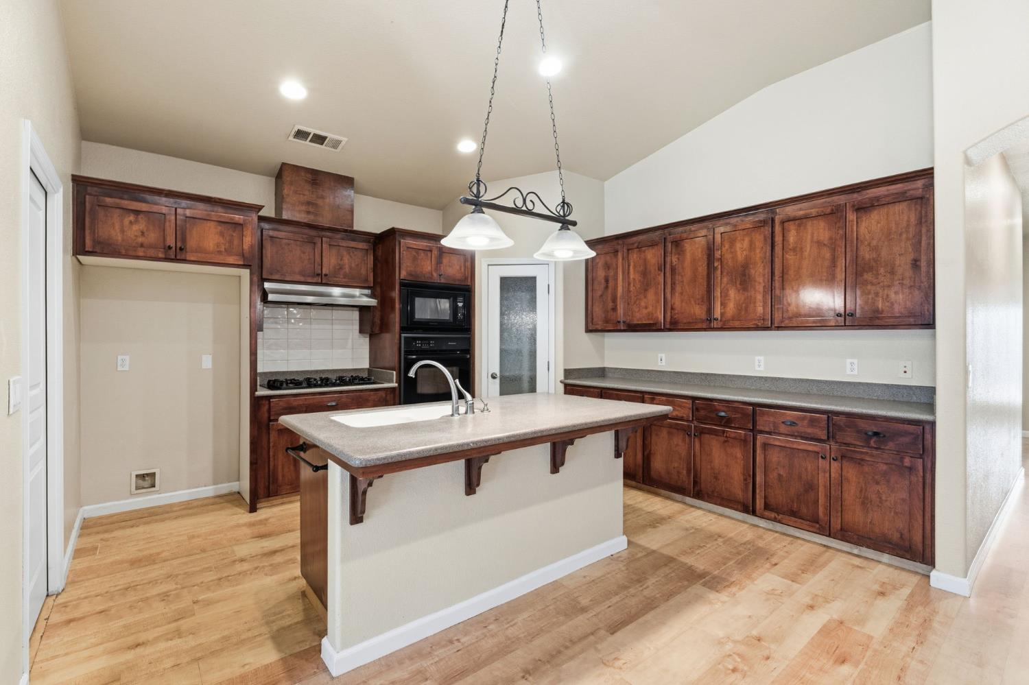1534 S Manzanita St, Visalia, CA 93292