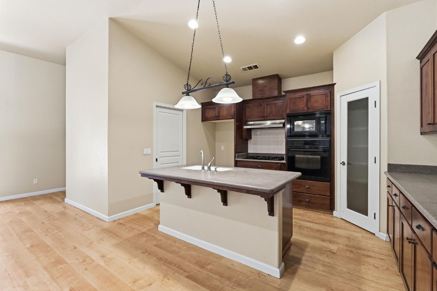 1534 S Manzanita St, Visalia, CA 93292