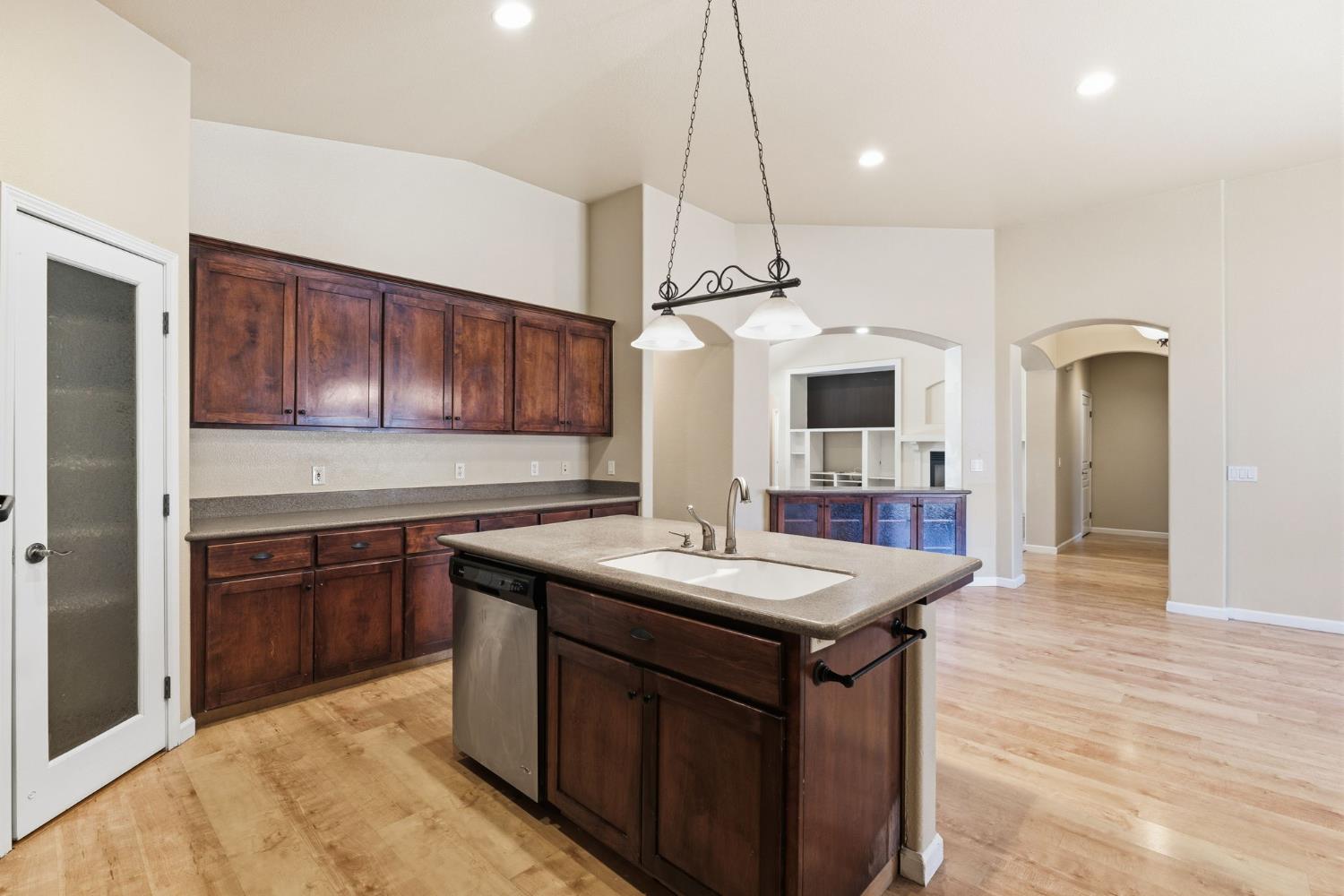 1534 S Manzanita St, Visalia, CA 93292