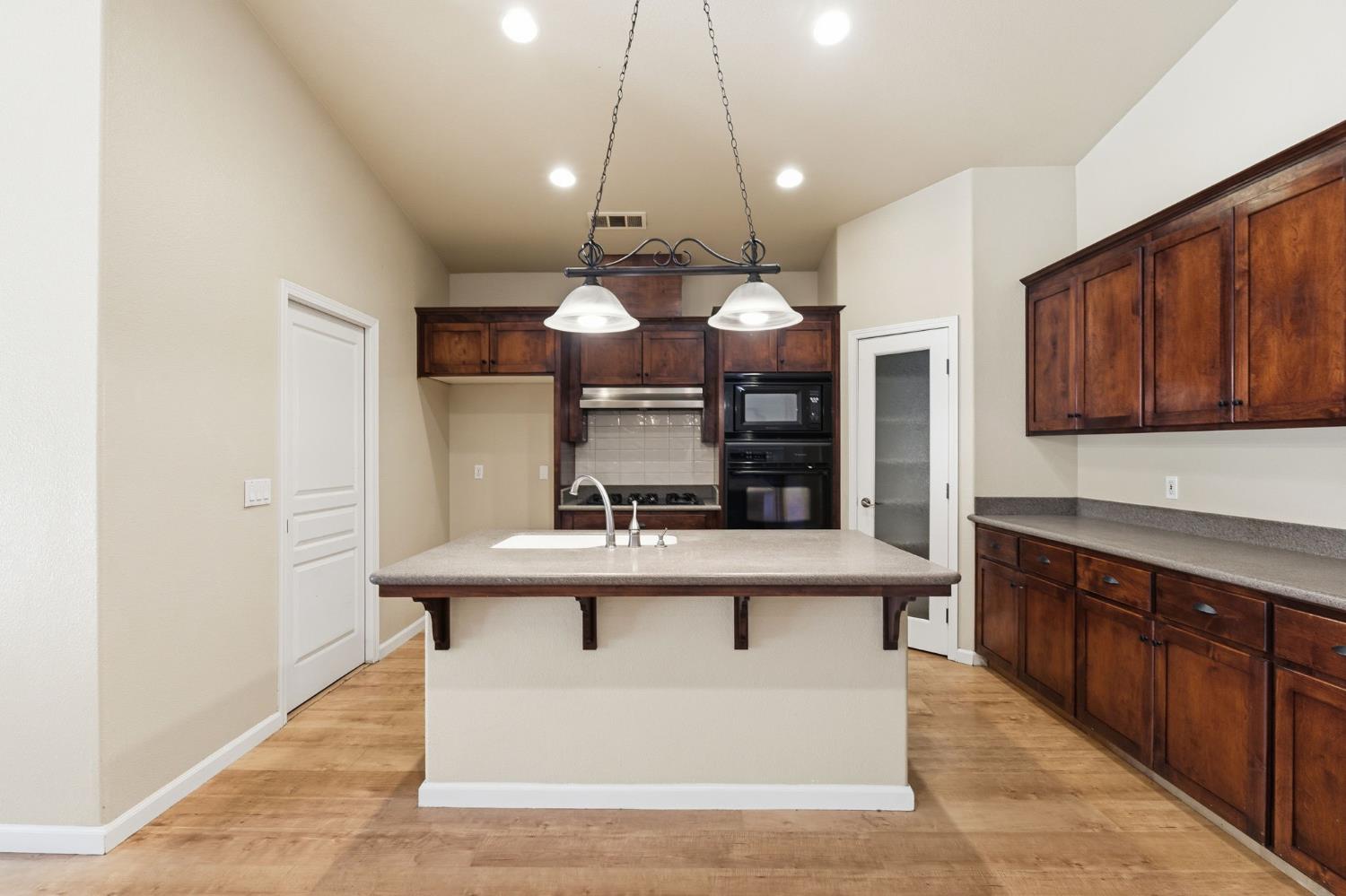 1534 S Manzanita St, Visalia, CA 93292