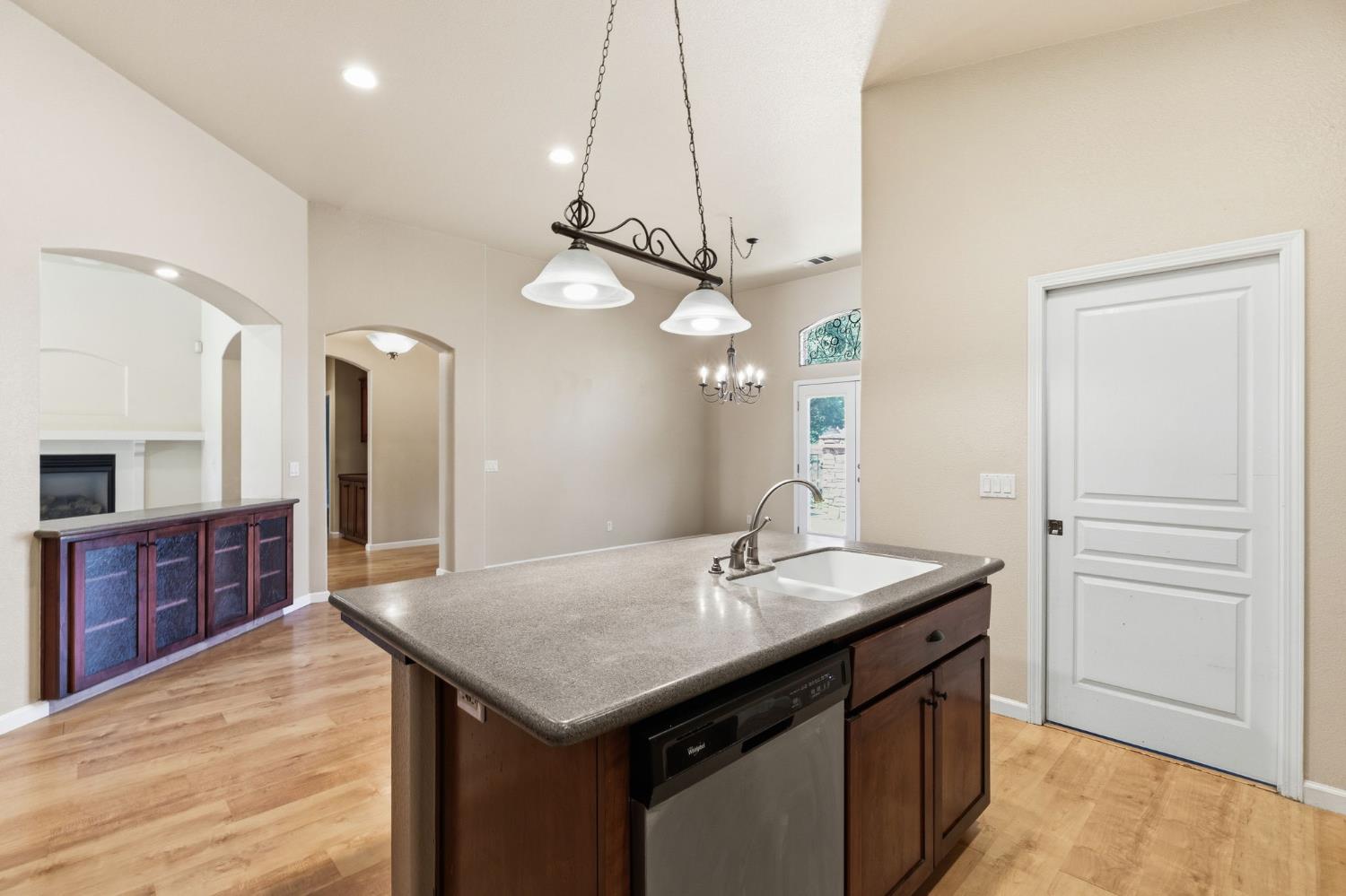 1534 S Manzanita St, Visalia, CA 93292