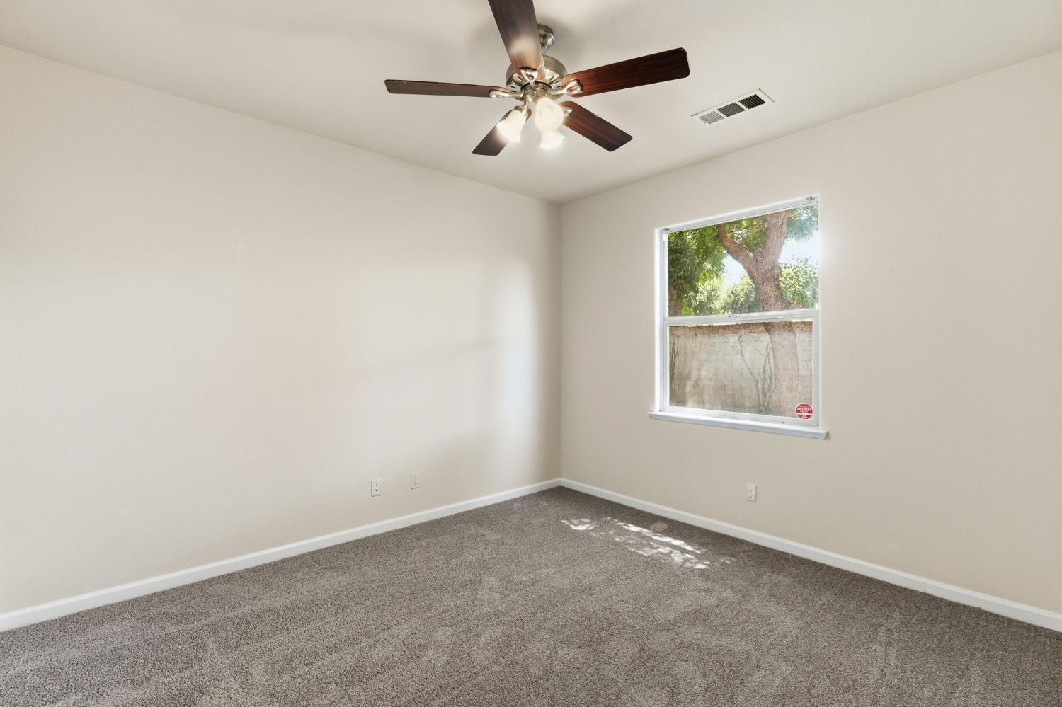 1534 S Manzanita St, Visalia, CA 93292