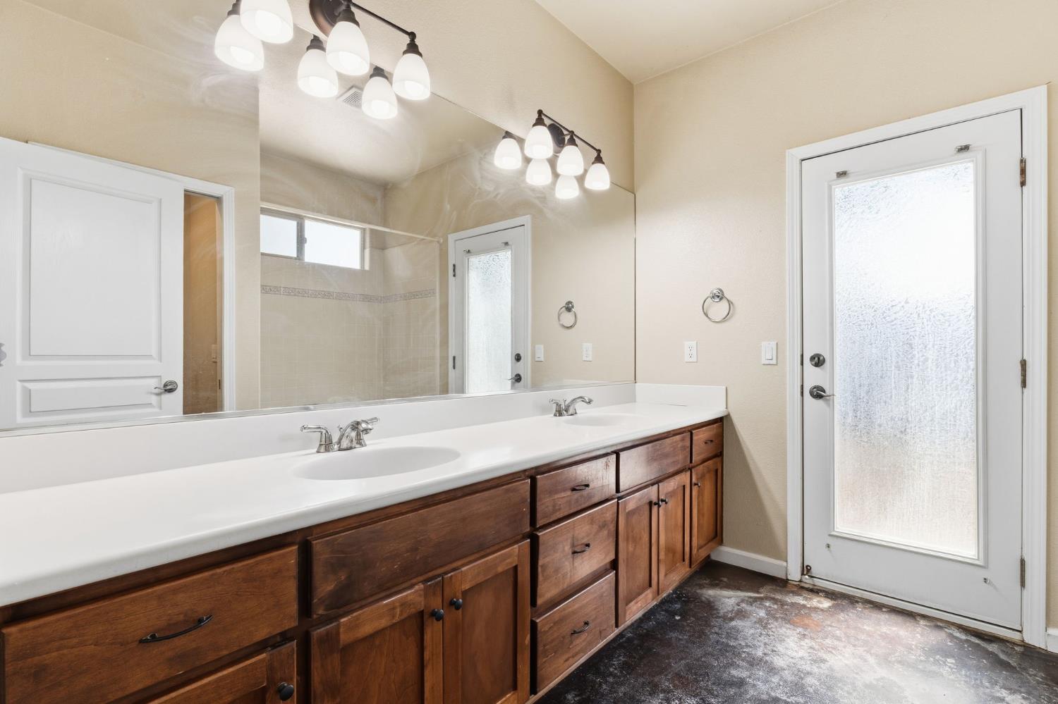 1534 S Manzanita St, Visalia, CA 93292