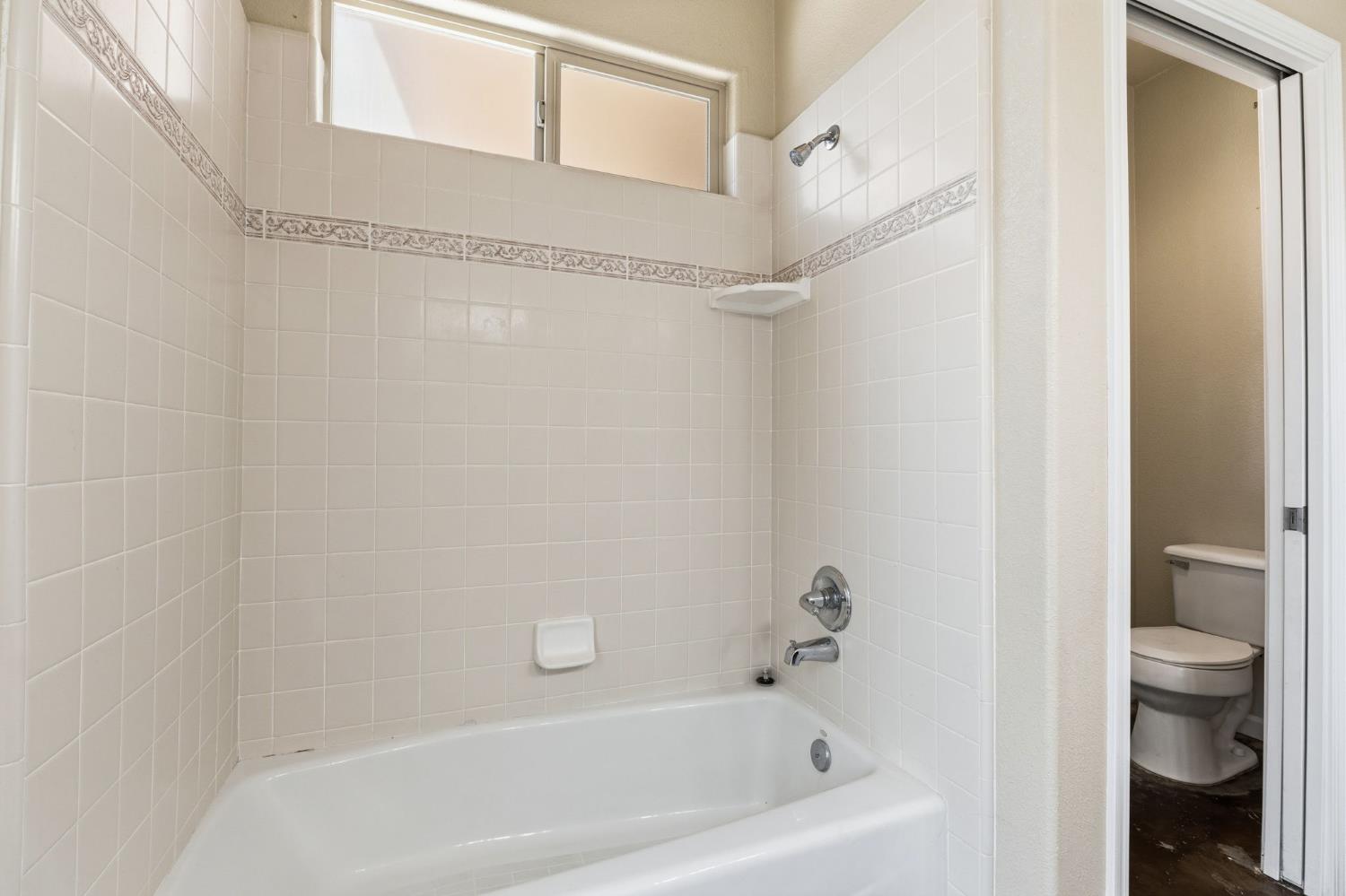 1534 S Manzanita St, Visalia, CA 93292