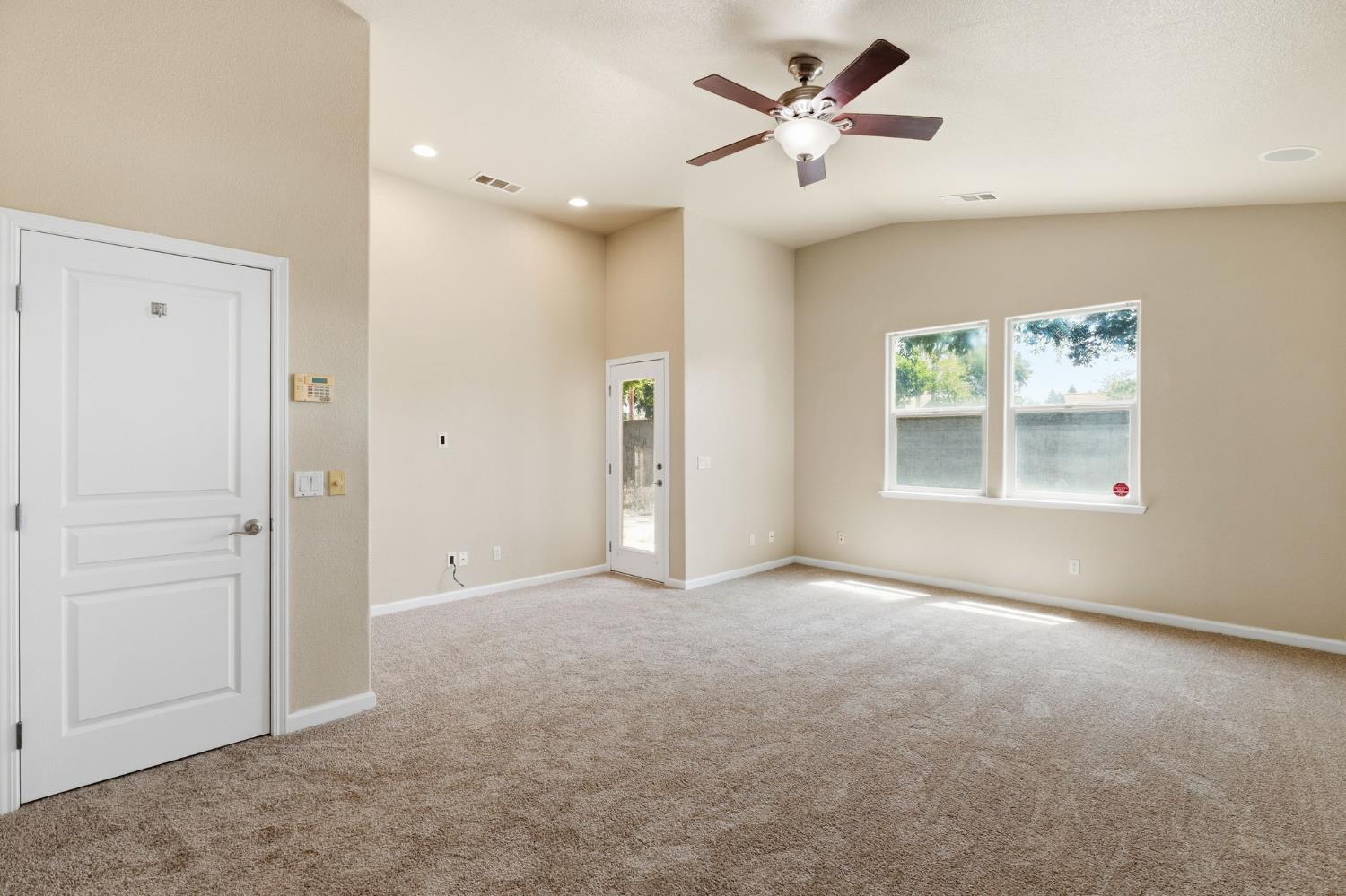 1534 S Manzanita St, Visalia, CA 93292