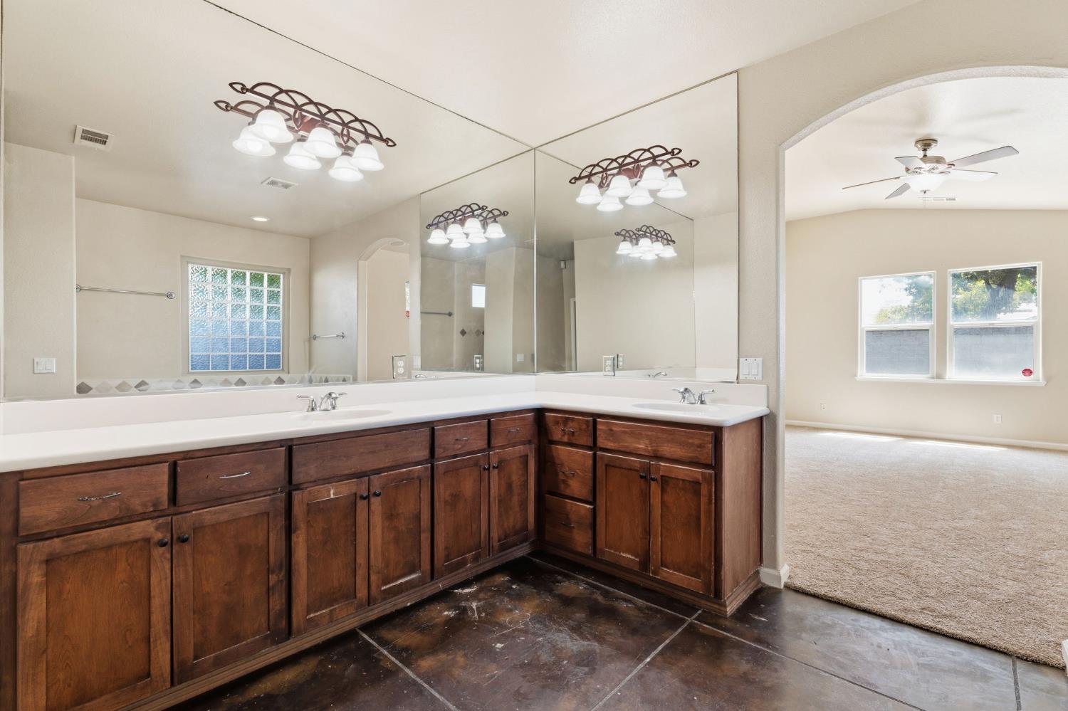 1534 S Manzanita St, Visalia, CA 93292