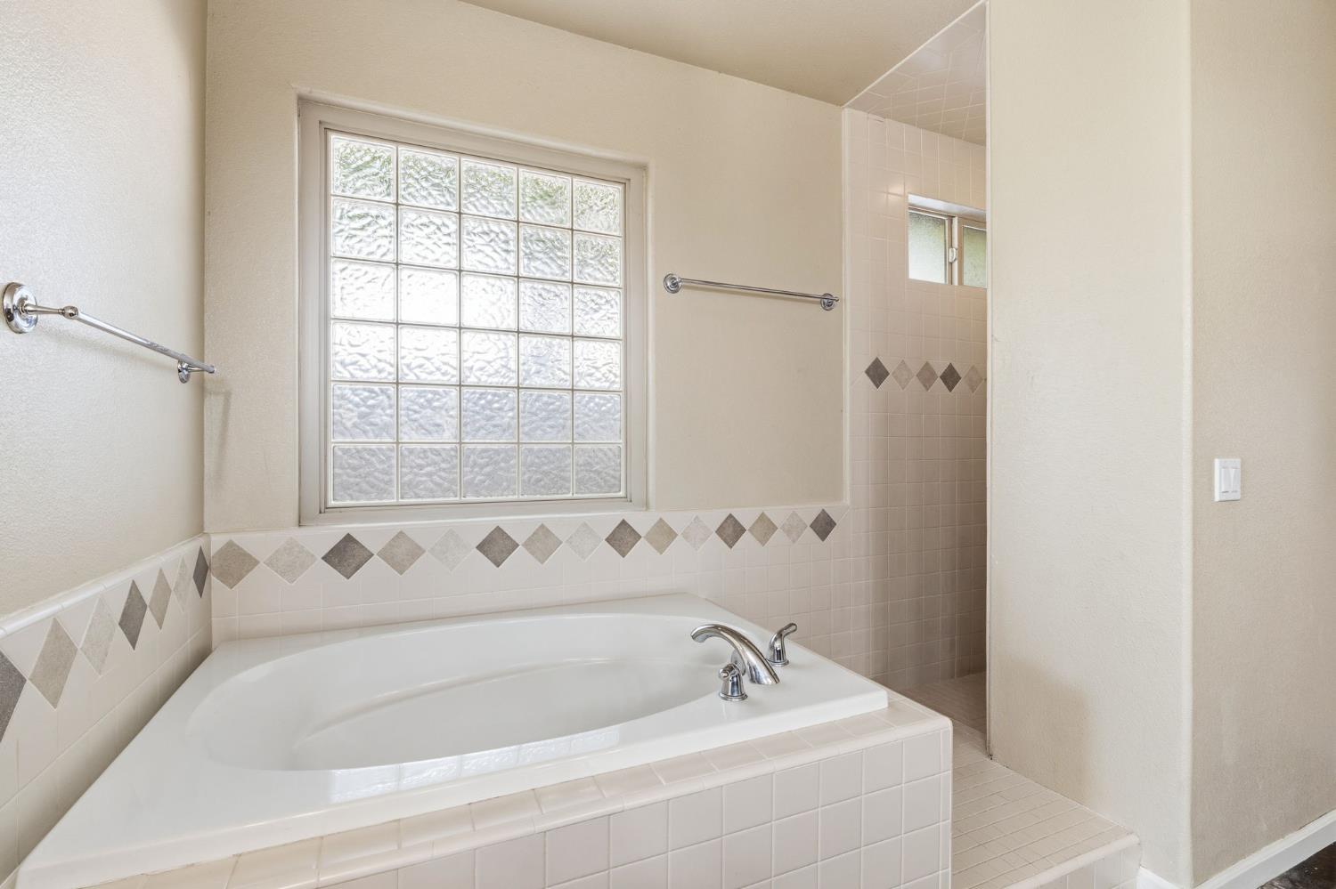 1534 S Manzanita St, Visalia, CA 93292