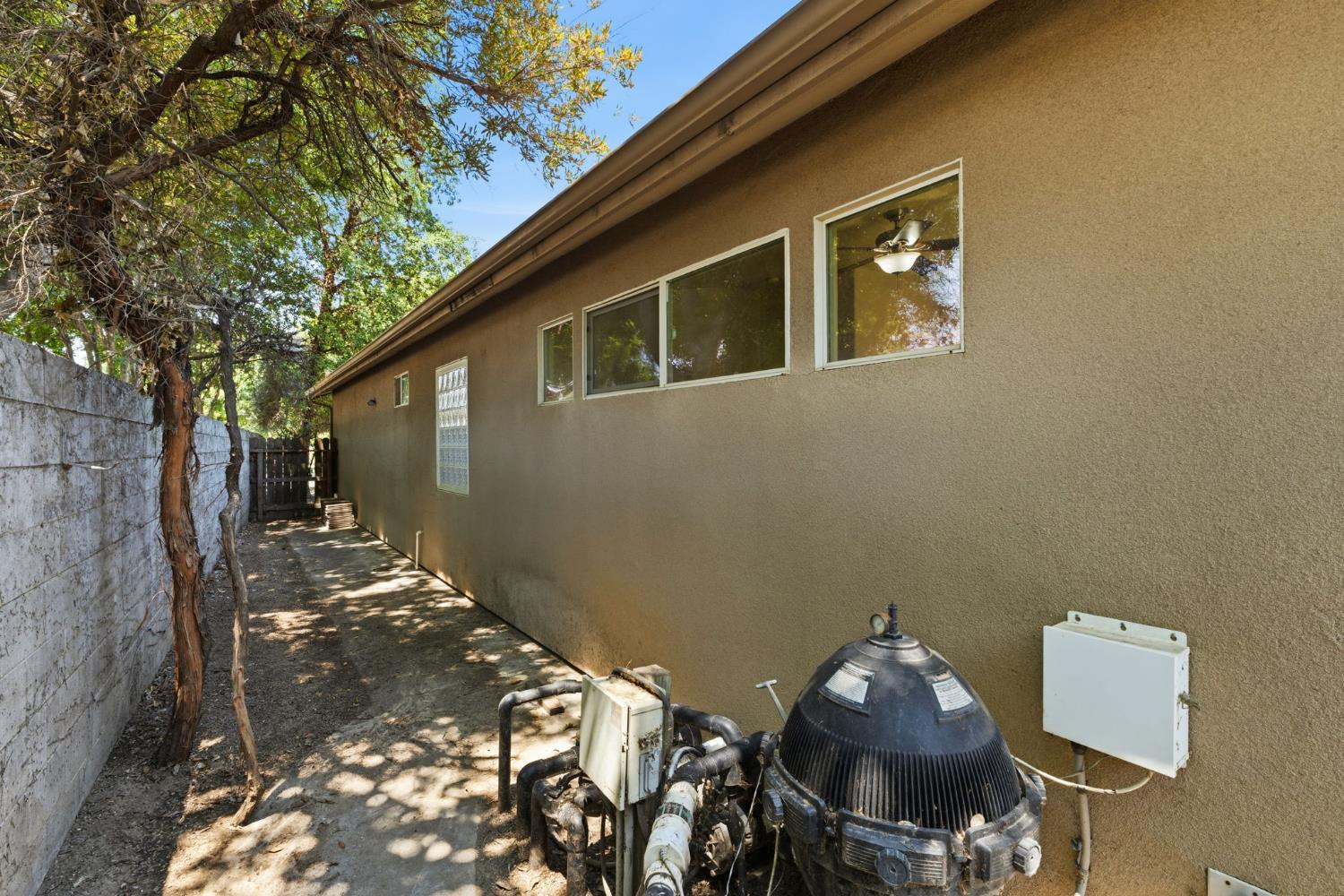 1534 S Manzanita St, Visalia, CA 93292