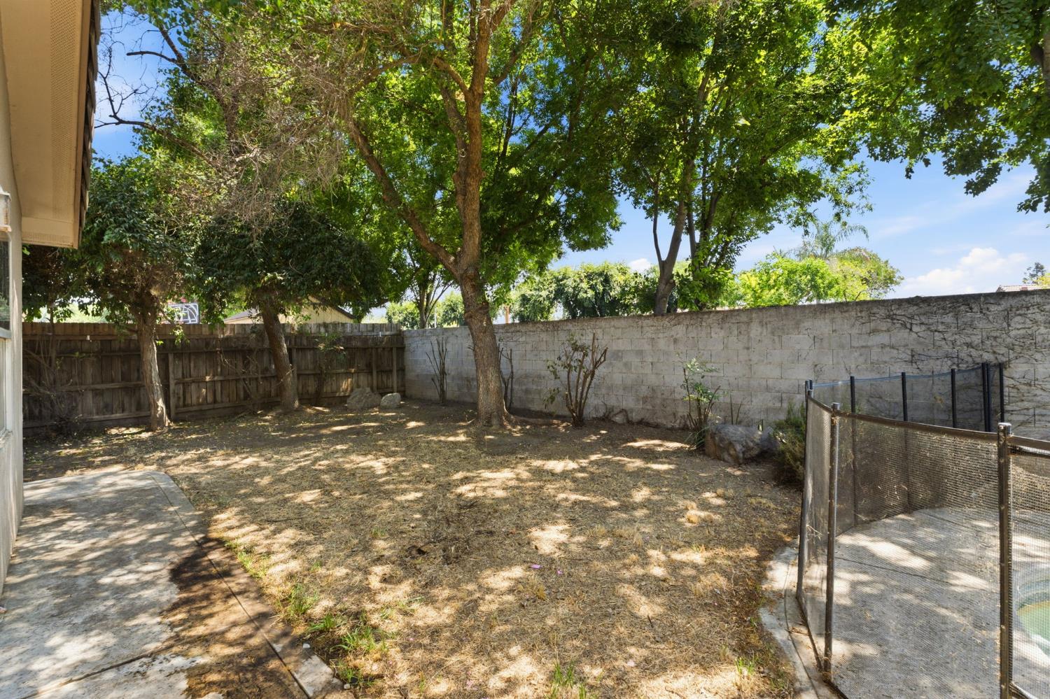 1534 S Manzanita St, Visalia, CA 93292