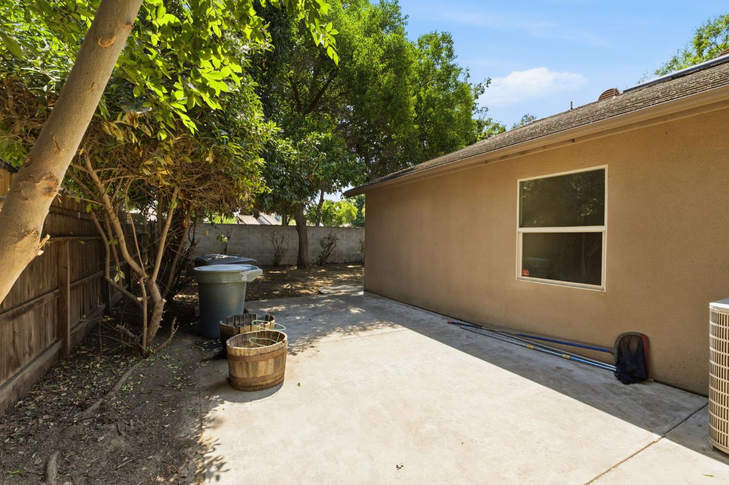 1534 S Manzanita St, Visalia, CA 93292