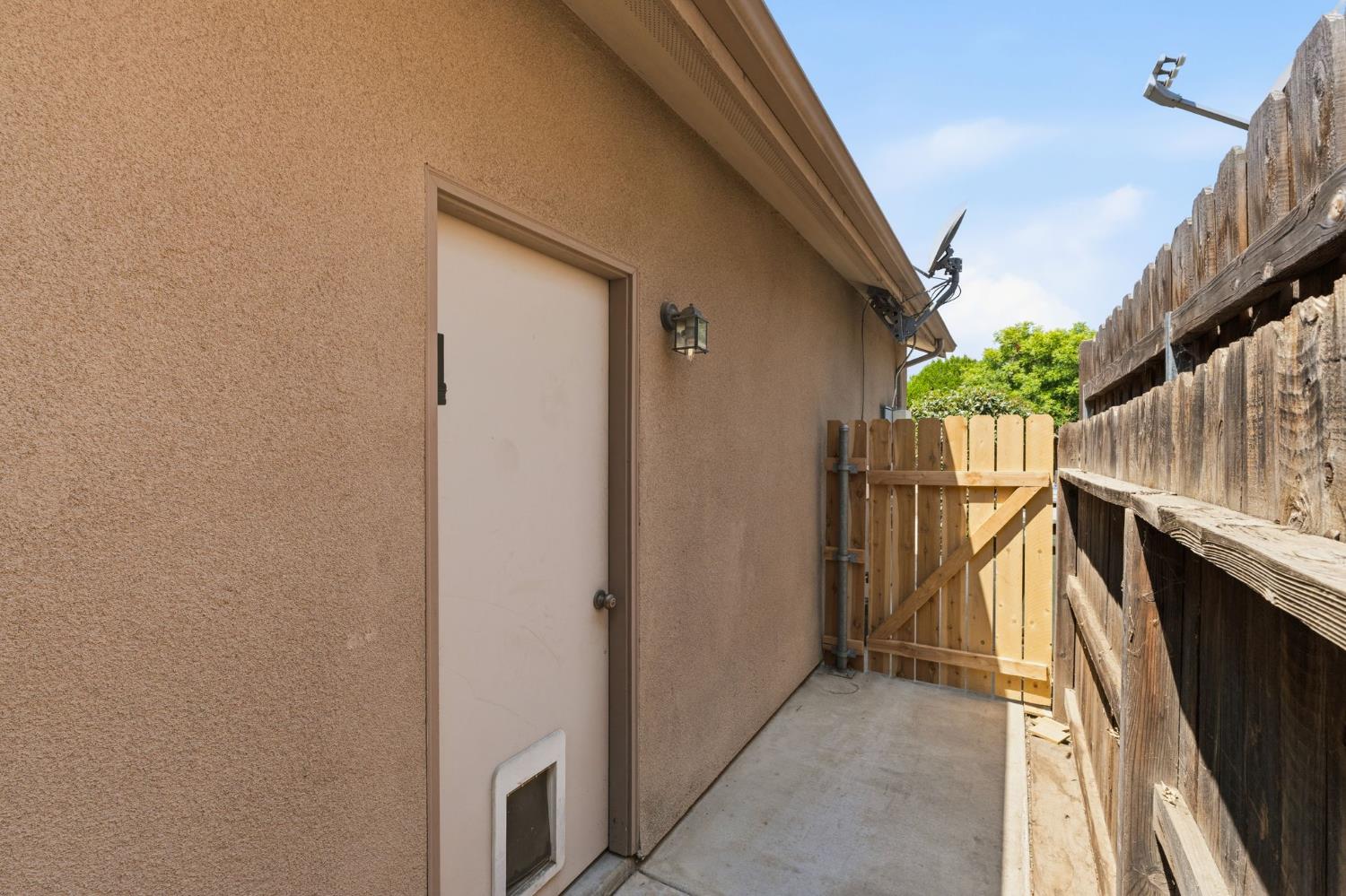 1534 S Manzanita St, Visalia, CA 93292