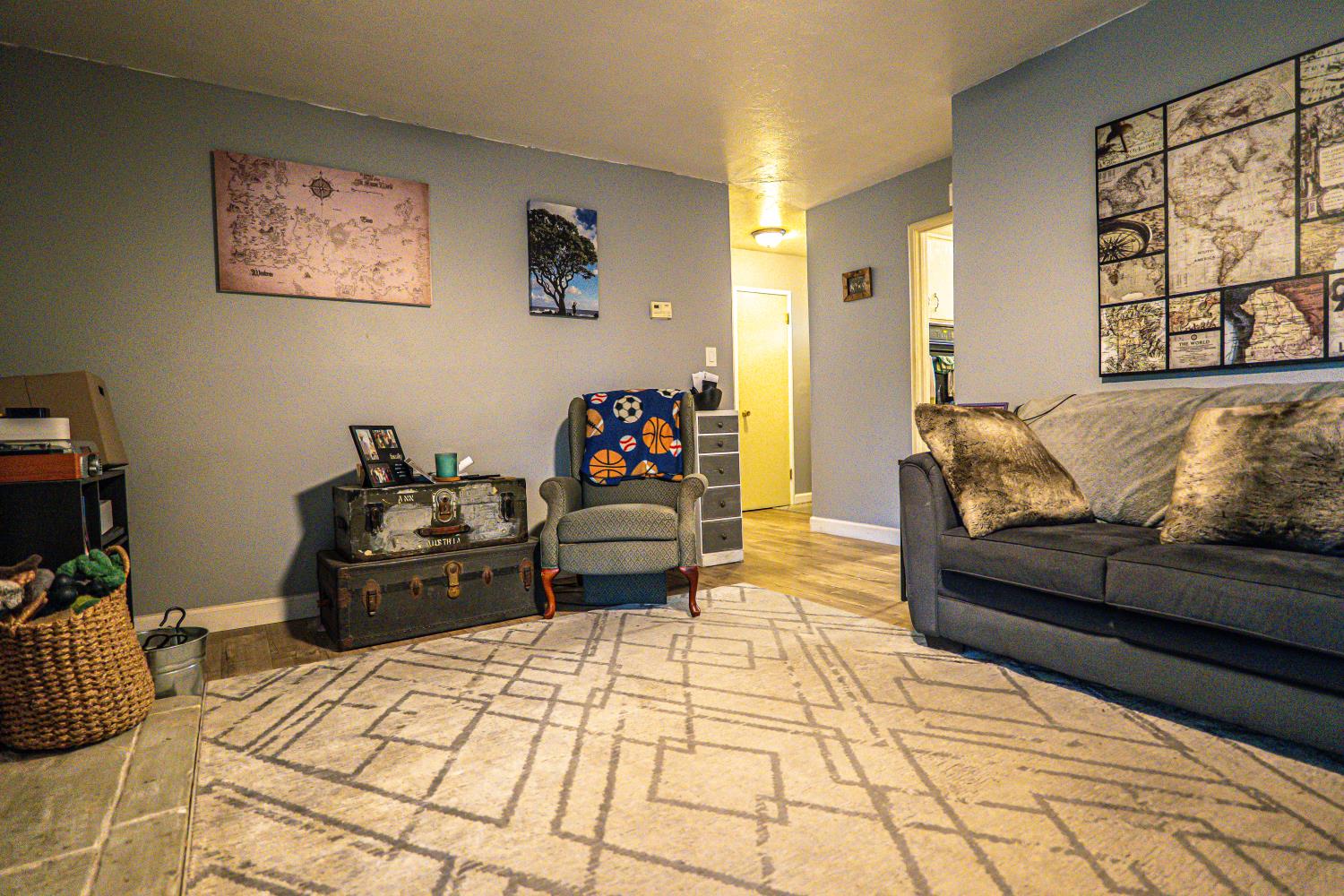 2404 Dewitt Ave, Clovis, CA 93612