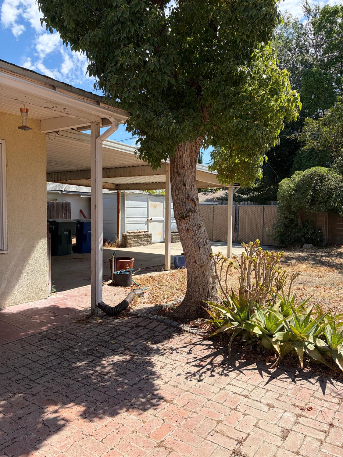 1412 N Vagedes Ave, Fresno, CA 93728