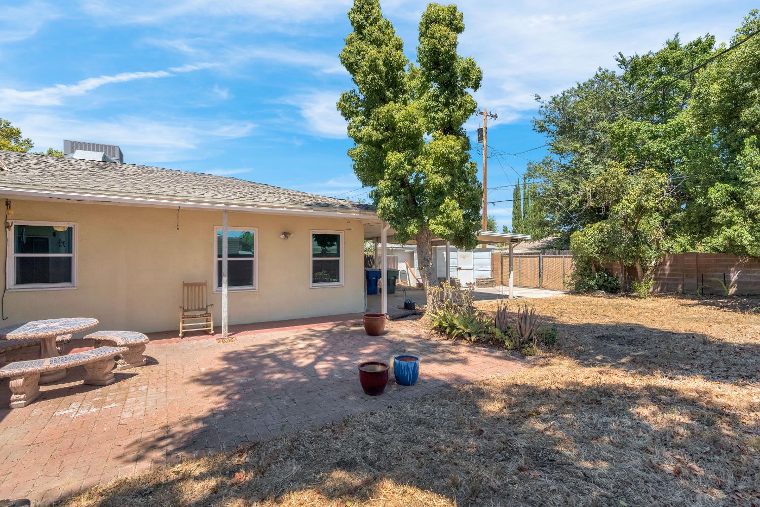 1412 N Vagedes Ave, Fresno, CA 93728
