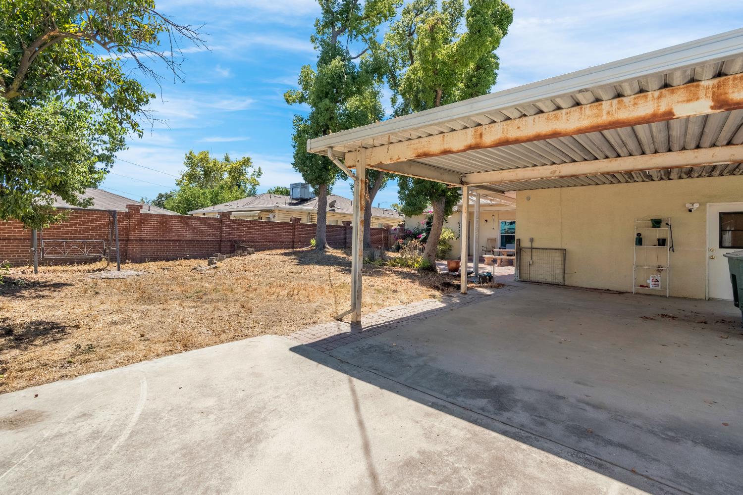 1412 N Vagedes Ave, Fresno, CA 93728