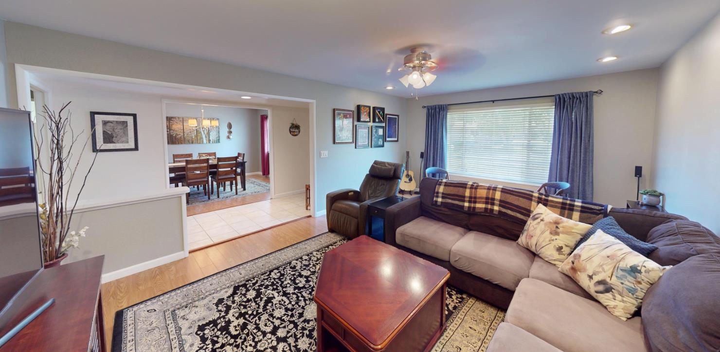 3222 W Dovewood Ln, Fresno, CA 93711