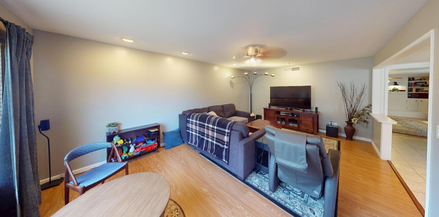3222 W Dovewood Ln, Fresno, CA 93711