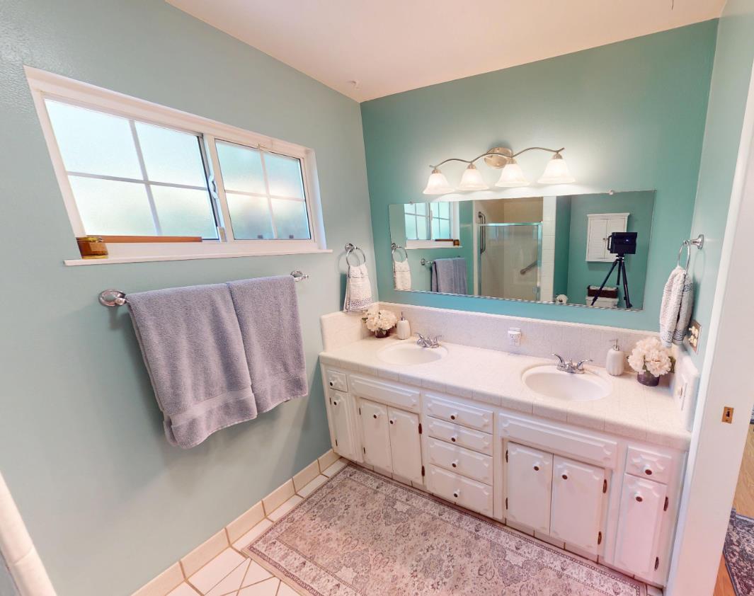 3222 W Dovewood Ln, Fresno, CA 93711