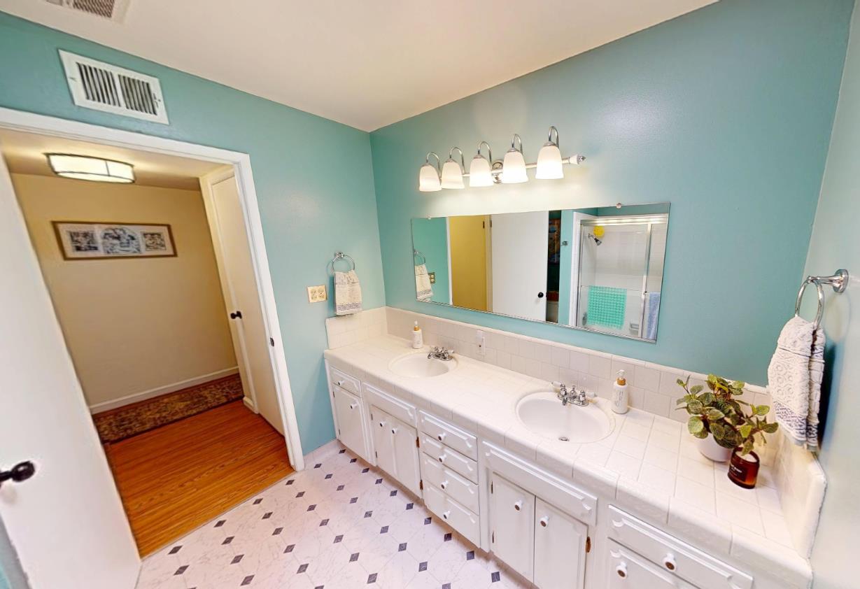 3222 W Dovewood Ln, Fresno, CA 93711