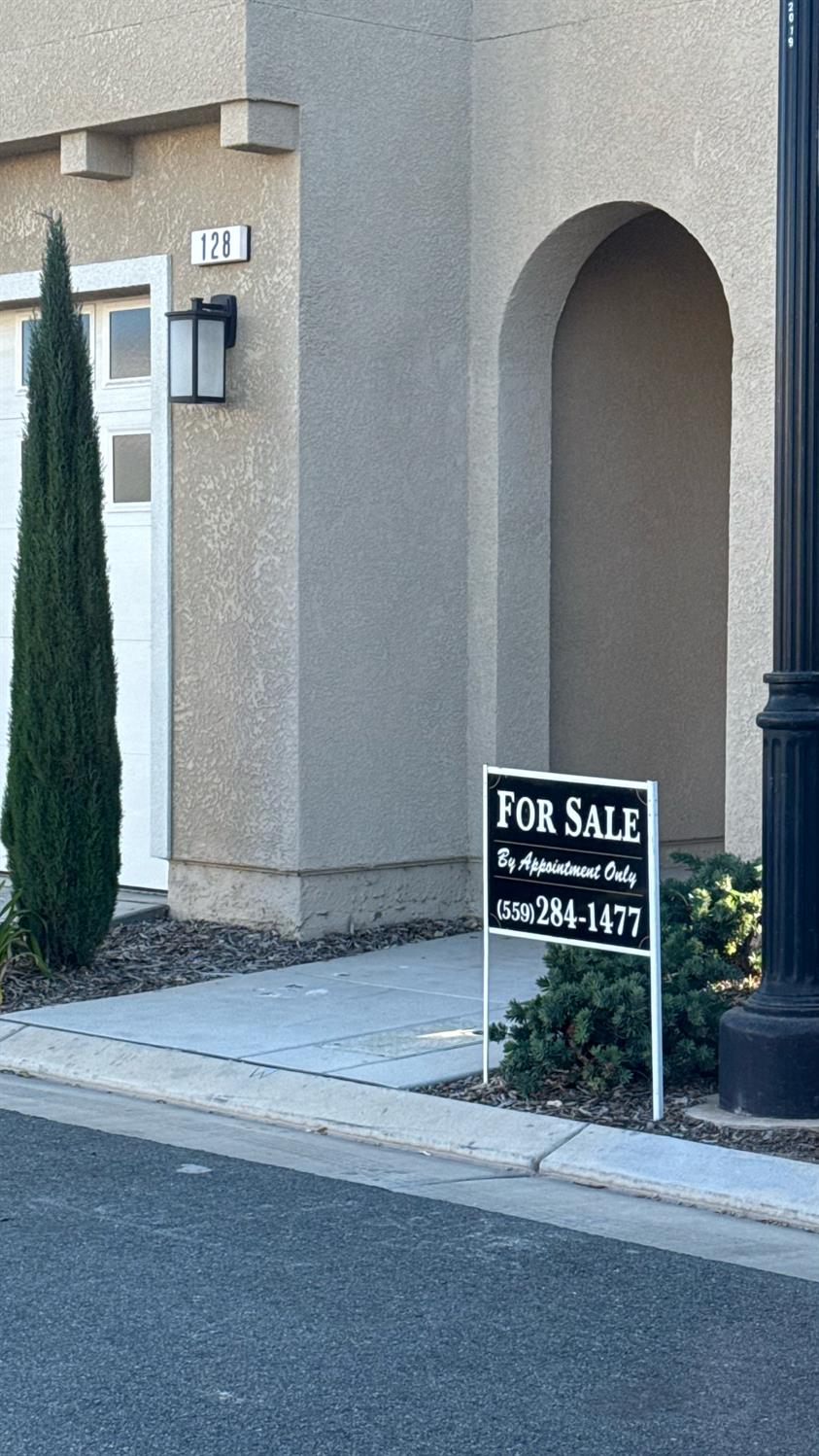 1108 W Encore Way W, Madera, CA 93636