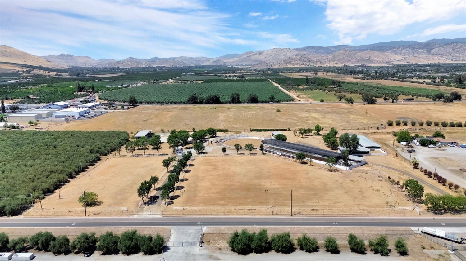 924 W Ropes Ave, Woodlake, CA 93286