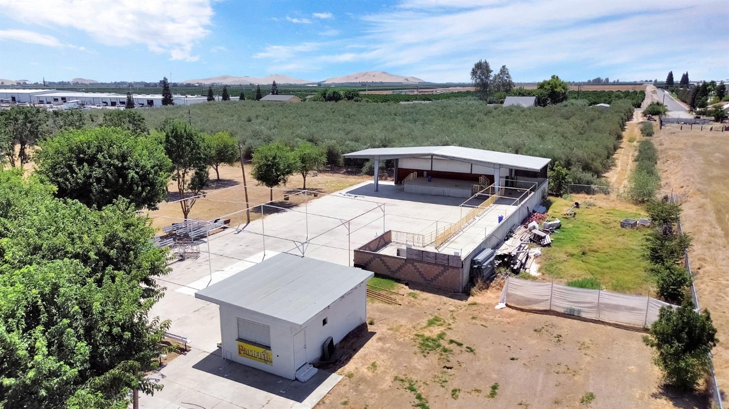 924 W Ropes Ave, Woodlake, CA 93286
